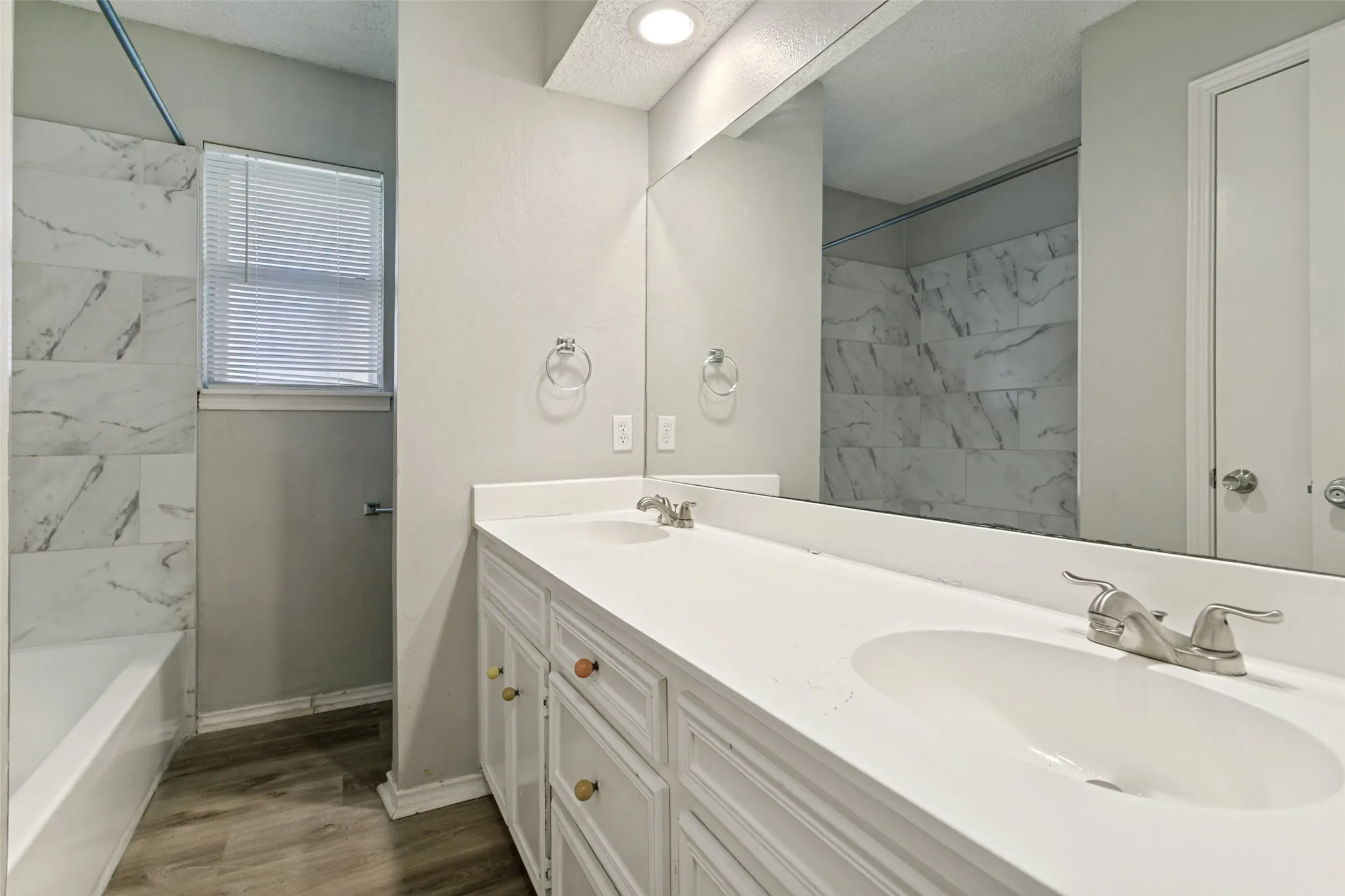 Single Family Residence For Sale in Tarrant County , 4801 Applewood Road, Fort Worth, Texas 76133, 4 Bedroom, 3 Bathroom, 2 Garage spaces, 2,179 Sqft, built in 1979, mls#21305792, Real Estate Agent in Fort Worth, Homes For Sale in Tarrant county, Homes For Sale in Fort Worth, Realtor in Fort Worth Texas, Real Estate Brokerage Independent Realty Texas, Luminita Cordes Realtor