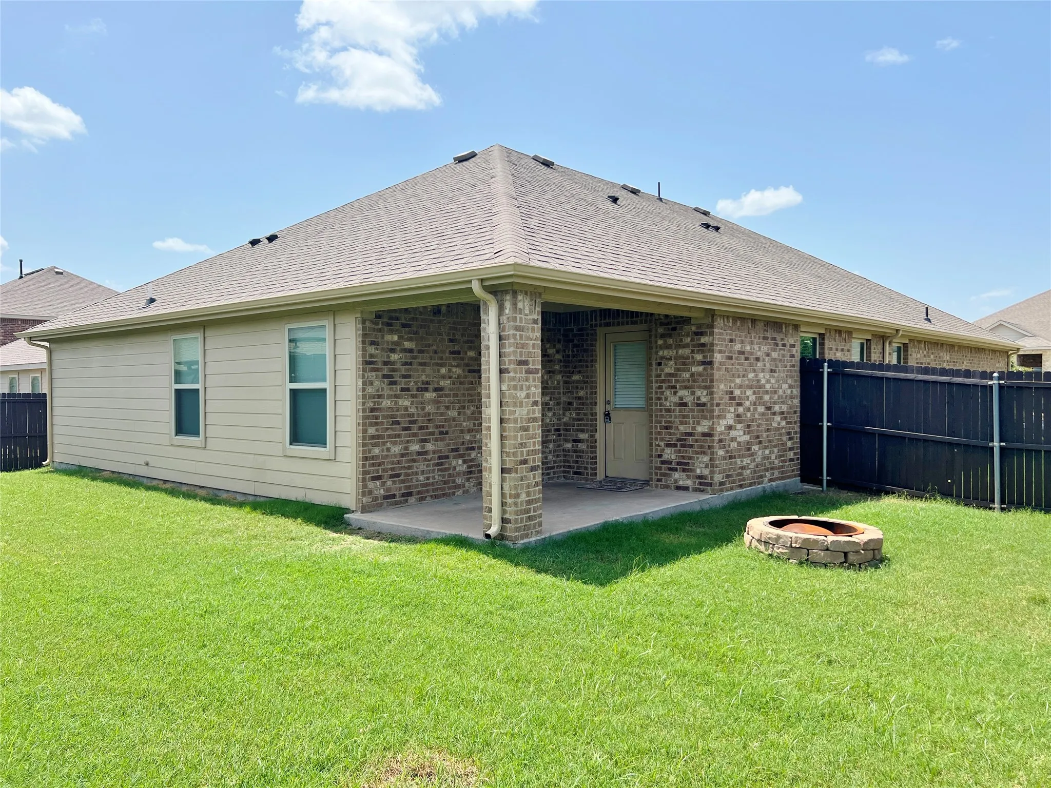 Single Family Residence For Rent in Ellis County , 222 Thoroughbred Street, Waxahachie, Texas 75165, 4 Bedroom, 2 Bathroom, 2 Garage spaces, 1,874 Sqft, built in 2016, mls#21338245, Real Estate Agent in Waxahachie, Homes For Rent in Ellis county, Homes For Rent in Waxahachie, Realtor in Waxahachie Texas, Real Estate Brokerage Independent Realty Texas, Luminita Cordes Realtor
