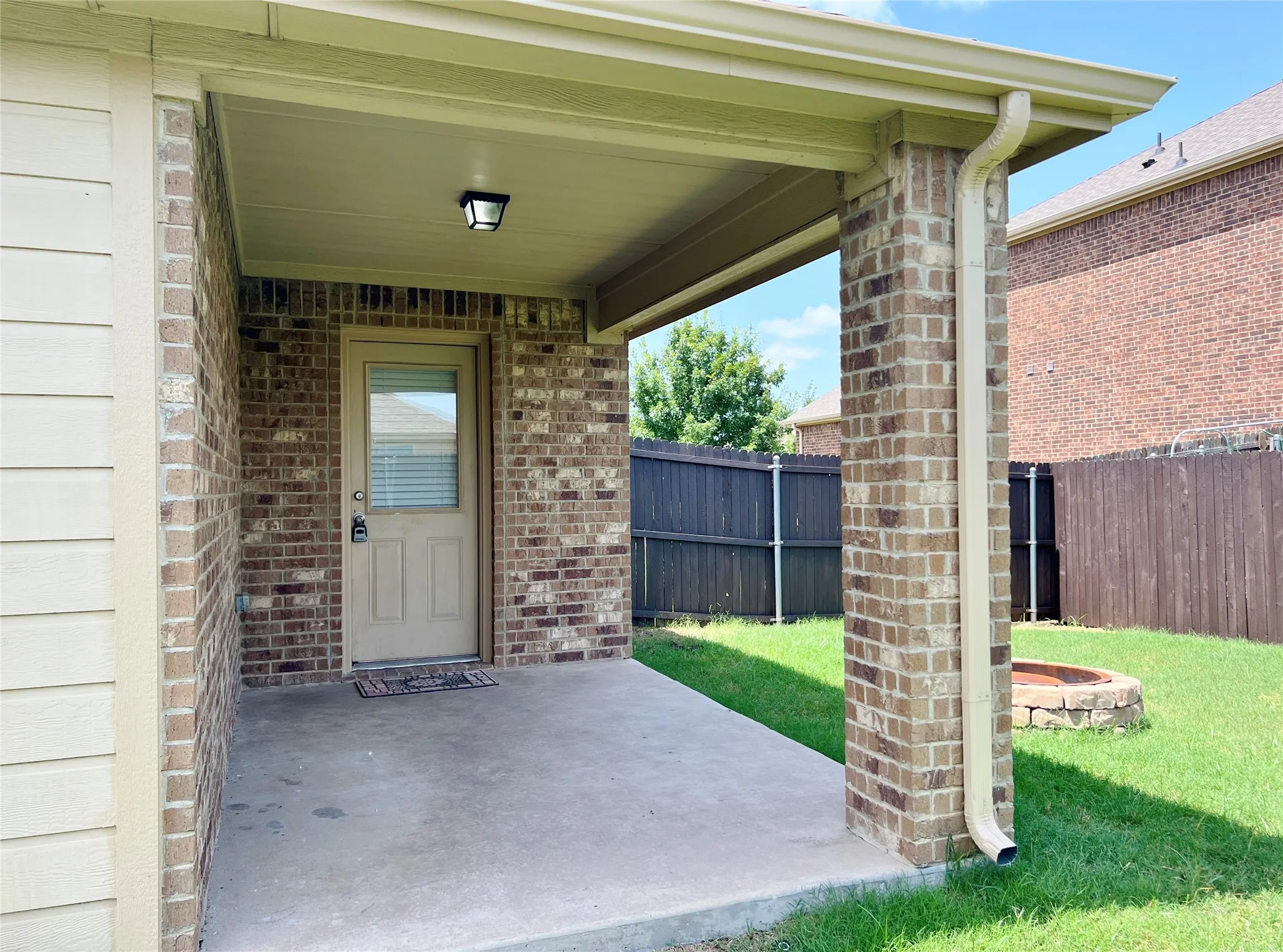 Single Family Residence For Rent in Ellis County , 222 Thoroughbred Street, Waxahachie, Texas 75165, 4 Bedroom, 2 Bathroom, 2 Garage spaces, 1,874 Sqft, built in 2016, mls#21338245, Real Estate Agent in Waxahachie, Homes For Rent in Ellis county, Homes For Rent in Waxahachie, Realtor in Waxahachie Texas, Real Estate Brokerage Independent Realty Texas, Luminita Cordes Realtor