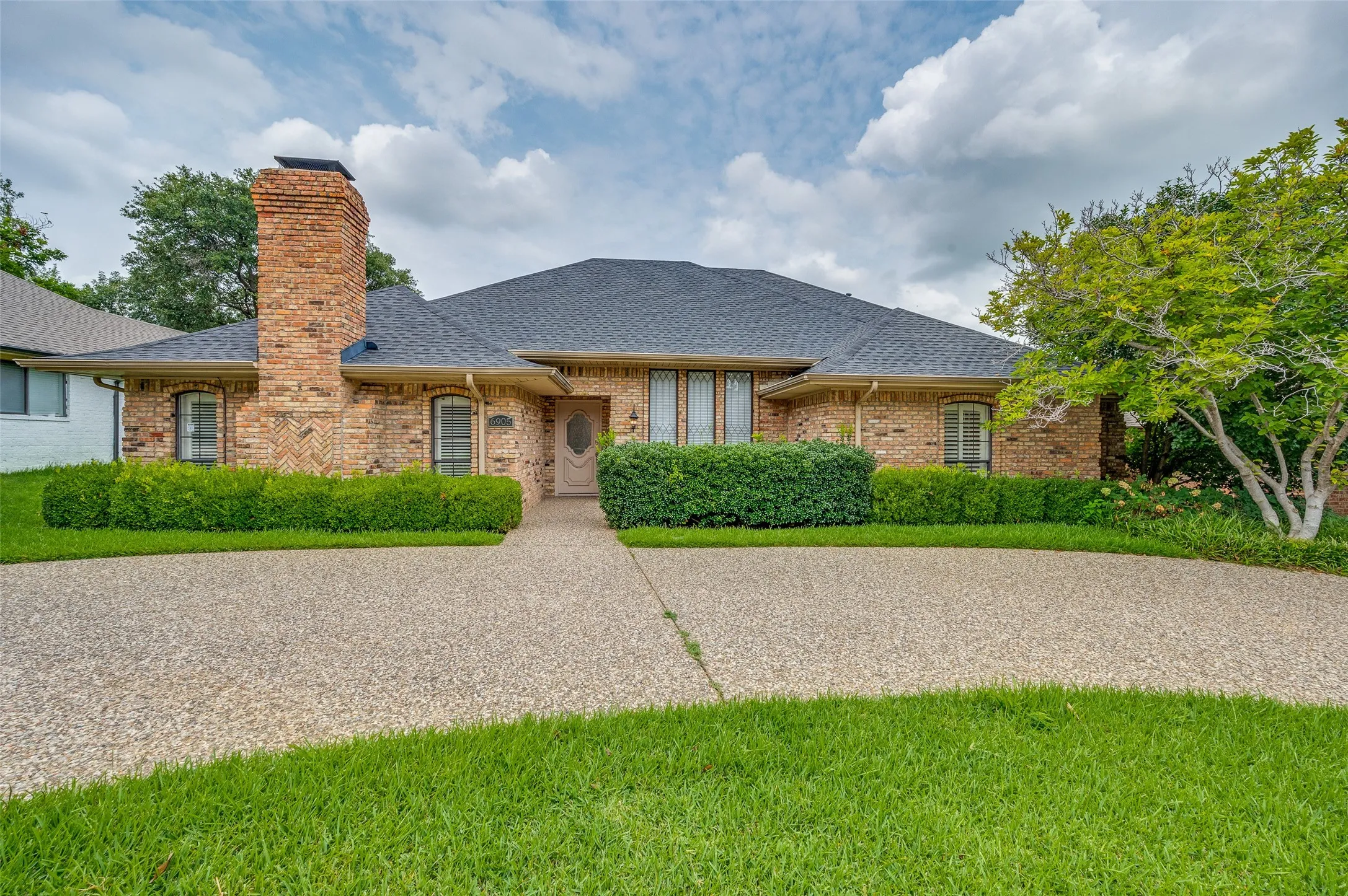 Single Family Residence For Rent in Dallas County , 6905 Chevy Chase, Dallas, Texas 75225, 3 Bedroom, 4 Bathroom, 2 Garage spaces, 2,677 Sqft, built in 1981, mls#21338255, Real Estate Agent in Dallas, Homes For Rent in Dallas county, Homes For Rent in Dallas, Realtor in Dallas Texas, Real Estate Brokerage Independent Realty Texas, Luminita Cordes Realtor