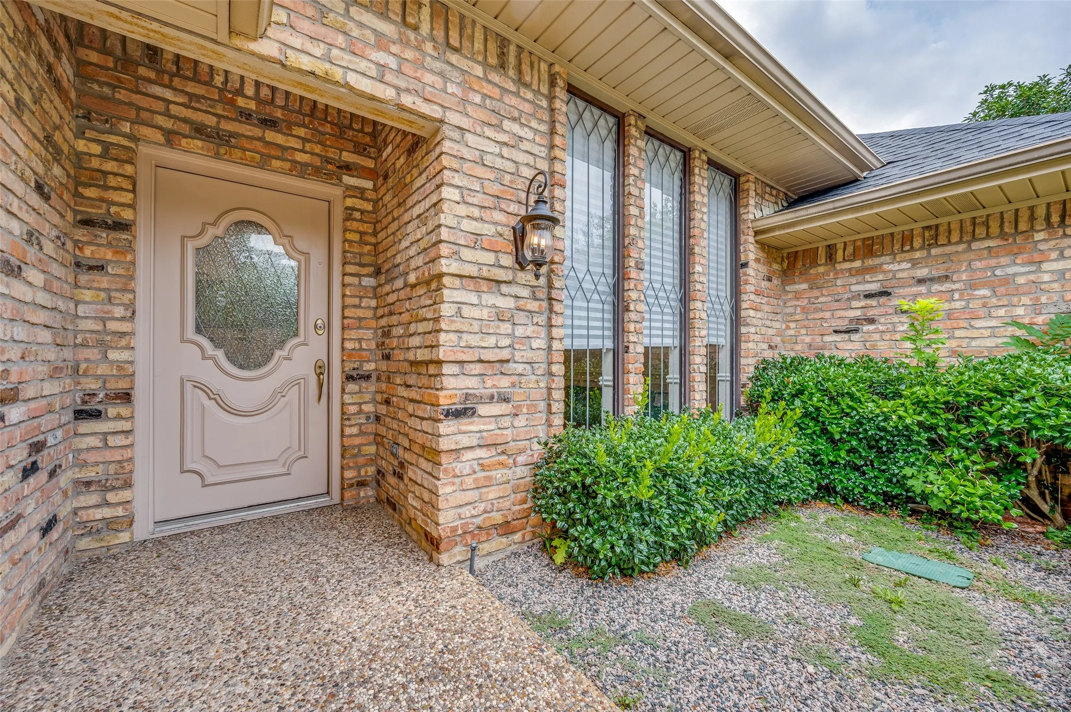 Single Family Residence For Rent in Dallas County , 6905 Chevy Chase, Dallas, Texas 75225, 3 Bedroom, 4 Bathroom, 2 Garage spaces, 2,677 Sqft, built in 1981, mls#21338255, Real Estate Agent in Dallas, Homes For Rent in Dallas county, Homes For Rent in Dallas, Realtor in Dallas Texas, Real Estate Brokerage Independent Realty Texas, Luminita Cordes Realtor