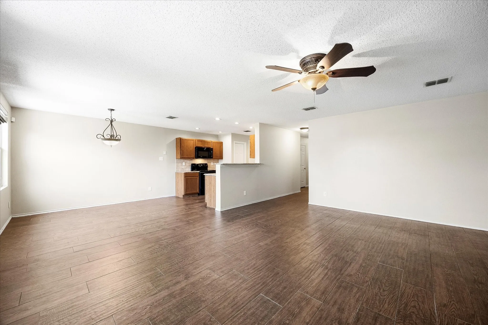 Single Family Residence For Sale in Rockwall County , 3079 Dusty Ridge Drive, Rockwall, Texas 75032, 3 Bedroom, 2 Bathroom, 2 Garage spaces, 1,704 Sqft, built in 2005, mls#21338248, Real Estate Agent in Rockwall, Homes For Sale in Rockwall county, Homes For Sale in Rockwall, Realtor in Rockwall Texas, Real Estate Brokerage Independent Realty Texas, Luminita Cordes Realtor