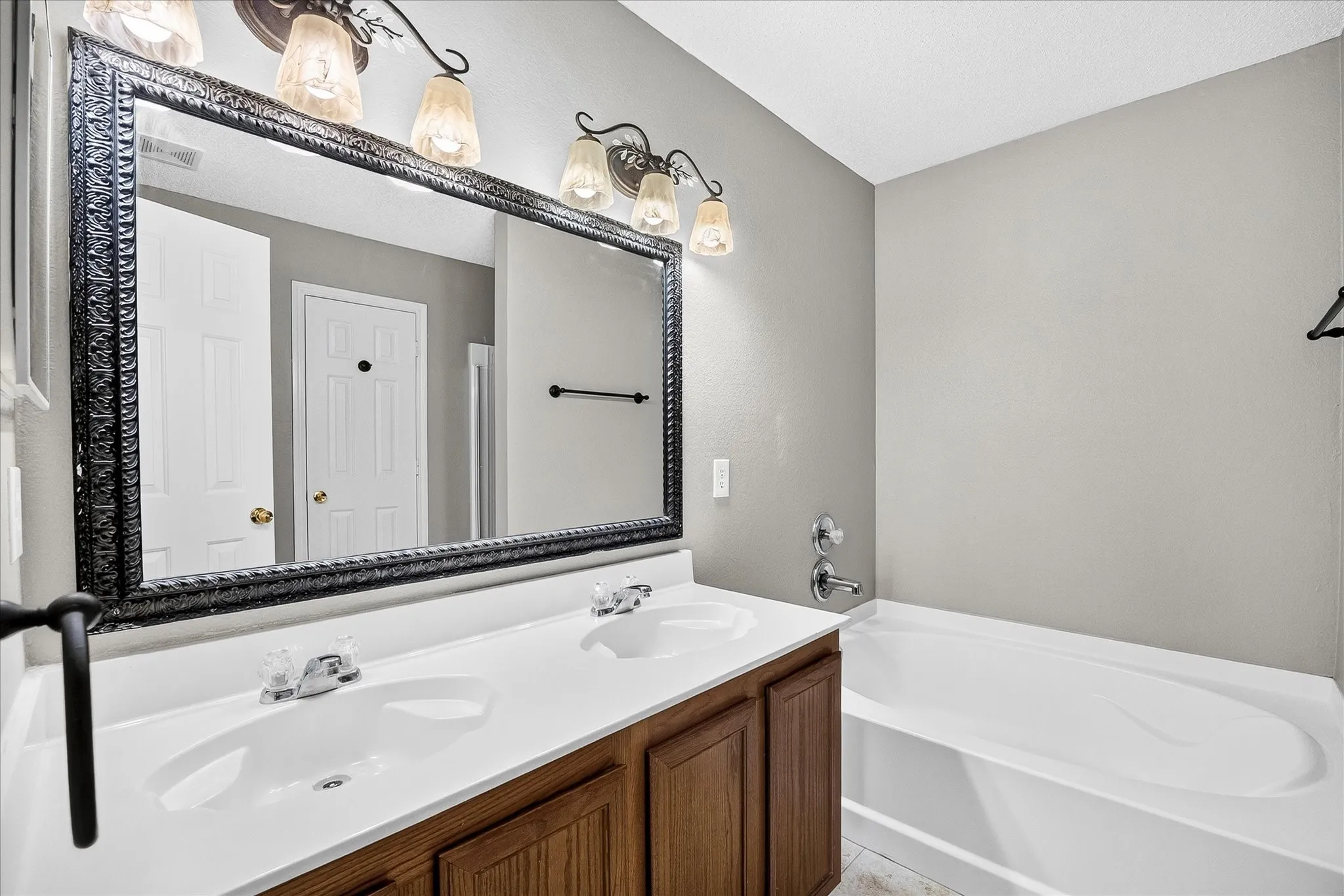 Single Family Residence For Sale in Rockwall County , 3079 Dusty Ridge Drive, Rockwall, Texas 75032, 3 Bedroom, 2 Bathroom, 2 Garage spaces, 1,704 Sqft, built in 2005, mls#21338248, Real Estate Agent in Rockwall, Homes For Sale in Rockwall county, Homes For Sale in Rockwall, Realtor in Rockwall Texas, Real Estate Brokerage Independent Realty Texas, Luminita Cordes Realtor