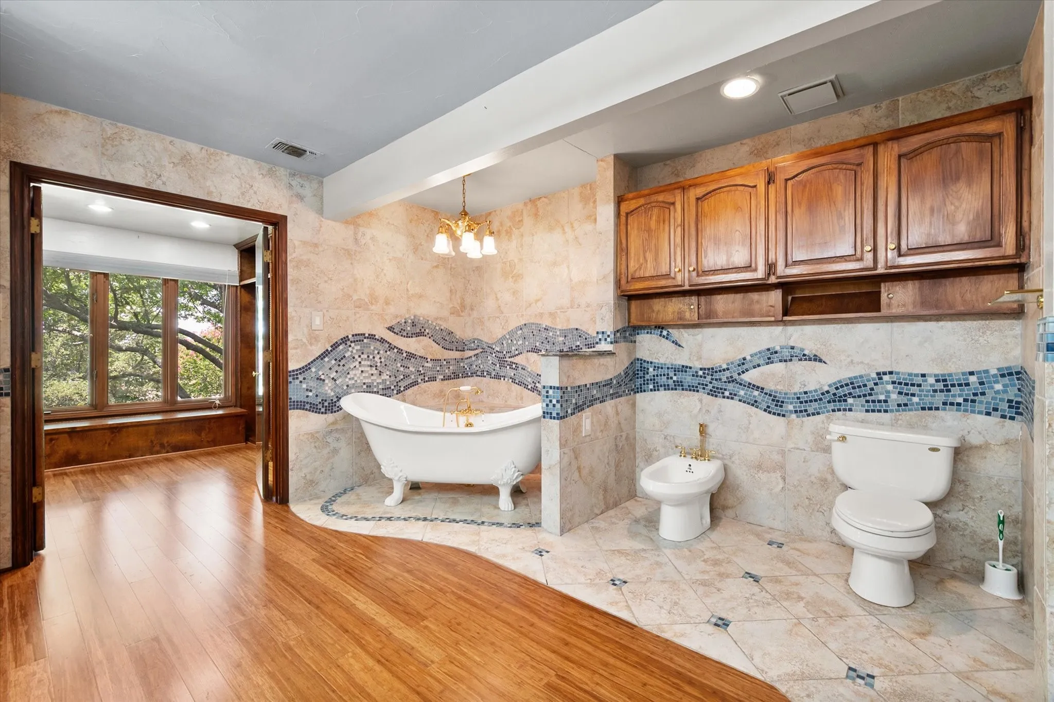 Single Family Residence For Sale in Tarrant County , 2520 Norwood Drive, Hurst, Texas 76054, 4 Bedroom, 5 Bathroom, 3 Garage spaces, 4,242 Sqft, built in 1980, mls#21338177, Real Estate Agent in Hurst, Homes For Sale in Tarrant county, Homes For Sale in Hurst, Realtor in Hurst Texas, Real Estate Brokerage Independent Realty Texas, Luminita Cordes Realtor