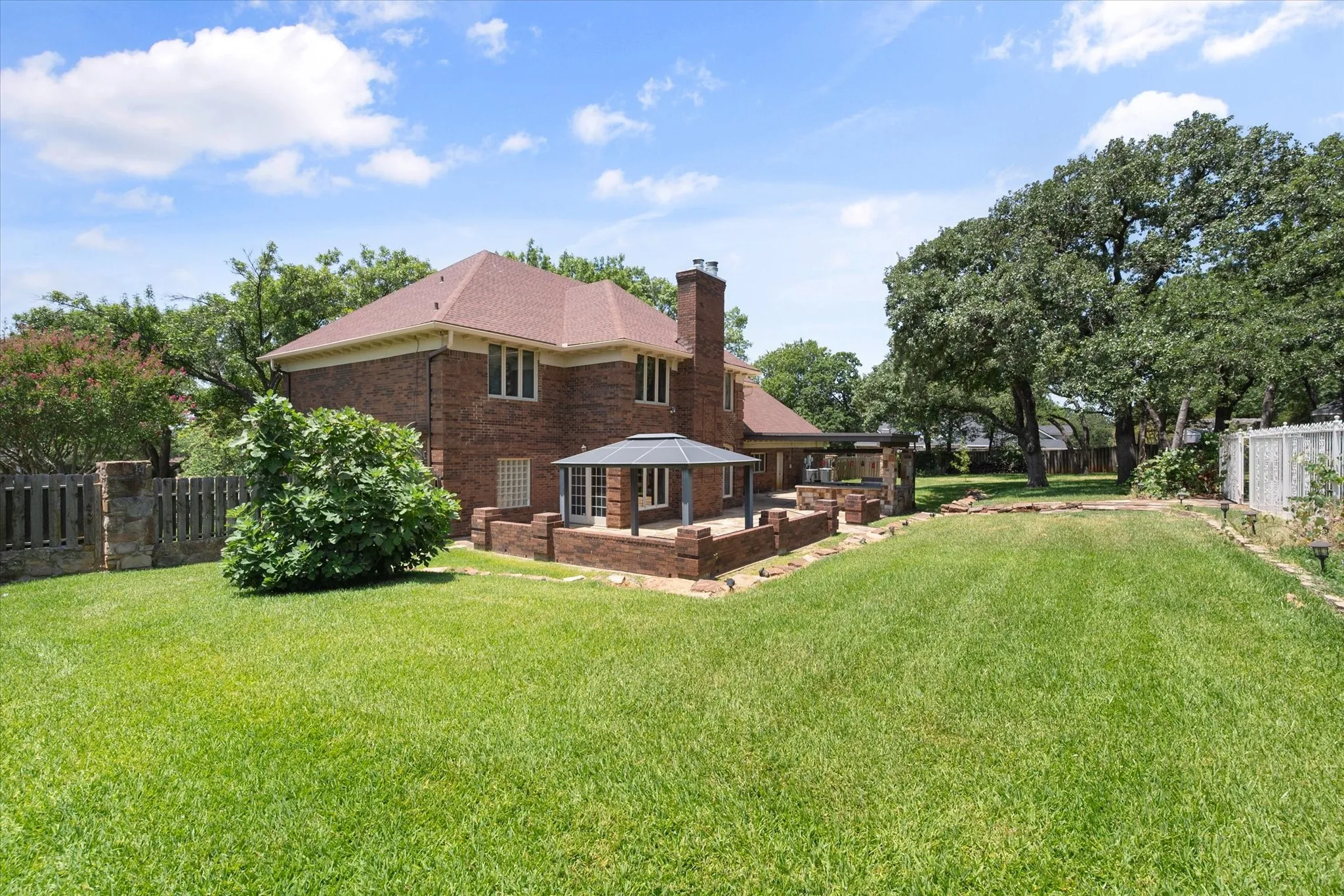 Single Family Residence For Sale in Tarrant County , 2520 Norwood Drive, Hurst, Texas 76054, 4 Bedroom, 5 Bathroom, 3 Garage spaces, 4,242 Sqft, built in 1980, mls#21338177, Real Estate Agent in Hurst, Homes For Sale in Tarrant county, Homes For Sale in Hurst, Realtor in Hurst Texas, Real Estate Brokerage Independent Realty Texas, Luminita Cordes Realtor