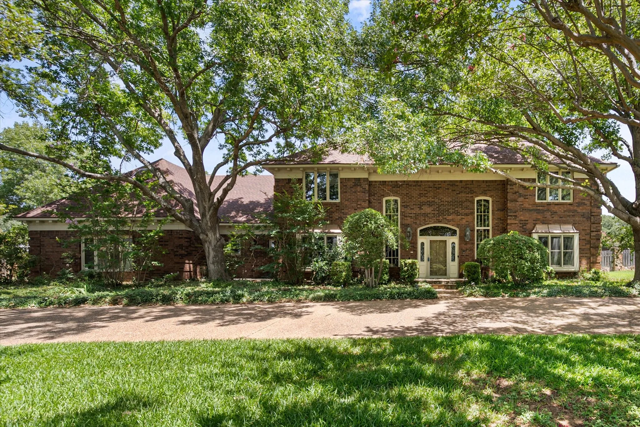 Single Family Residence For Sale in Tarrant County , 2520 Norwood Drive, Hurst, Texas 76054, 4 Bedroom, 5 Bathroom, 3 Garage spaces, 4,242 Sqft, built in 1980, mls#21338177, Real Estate Agent in Hurst, Homes For Sale in Tarrant county, Homes For Sale in Hurst, Realtor in Hurst Texas, Real Estate Brokerage Independent Realty Texas, Luminita Cordes Realtor