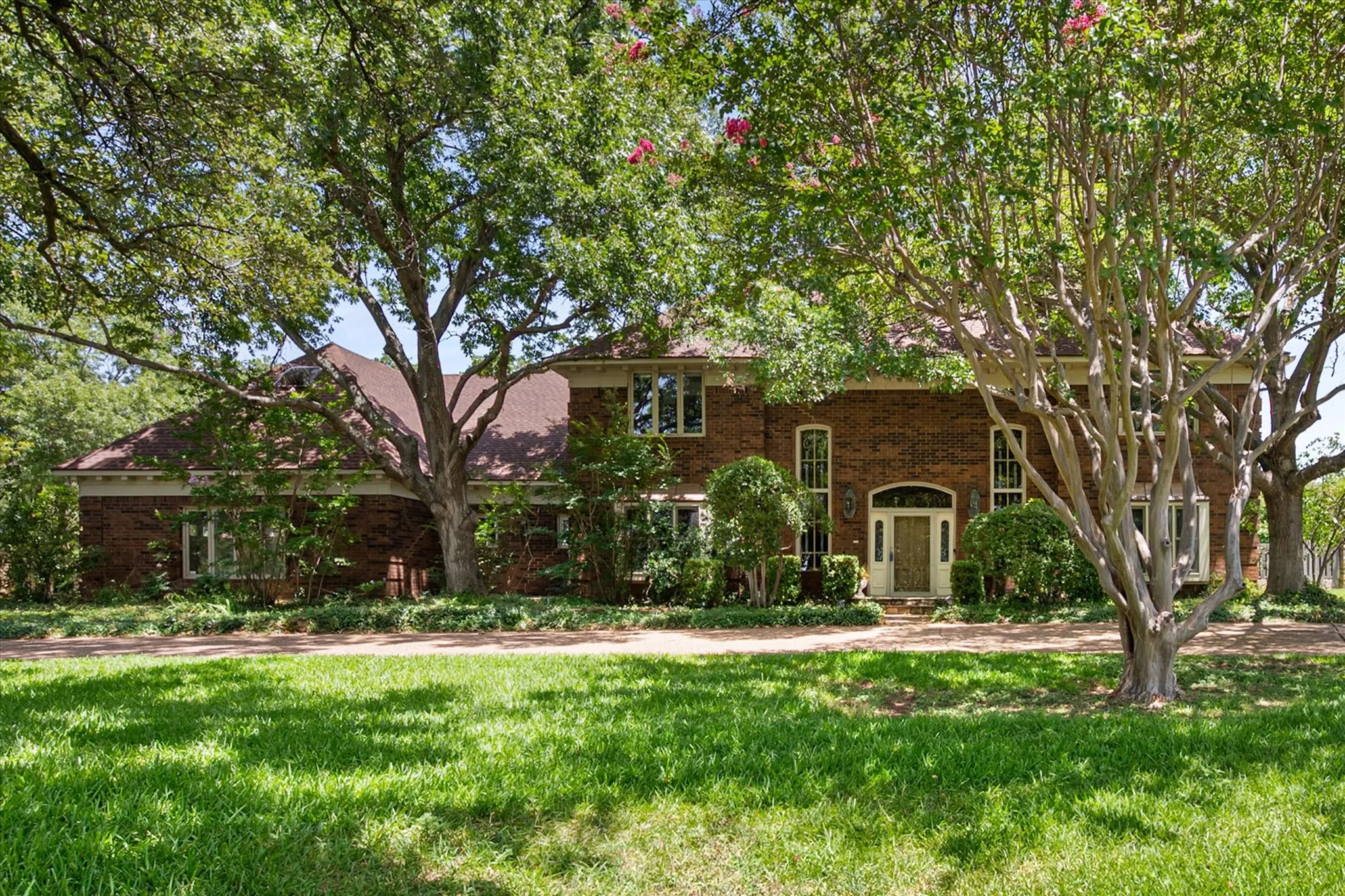 Single Family Residence For Sale in Tarrant County , 2520 Norwood Drive, Hurst, Texas 76054, 4 Bedroom, 5 Bathroom, 3 Garage spaces, 4,242 Sqft, built in 1980, mls#21338177, Real Estate Agent in Hurst, Homes For Sale in Tarrant county, Homes For Sale in Hurst, Realtor in Hurst Texas, Real Estate Brokerage Independent Realty Texas, Luminita Cordes Realtor