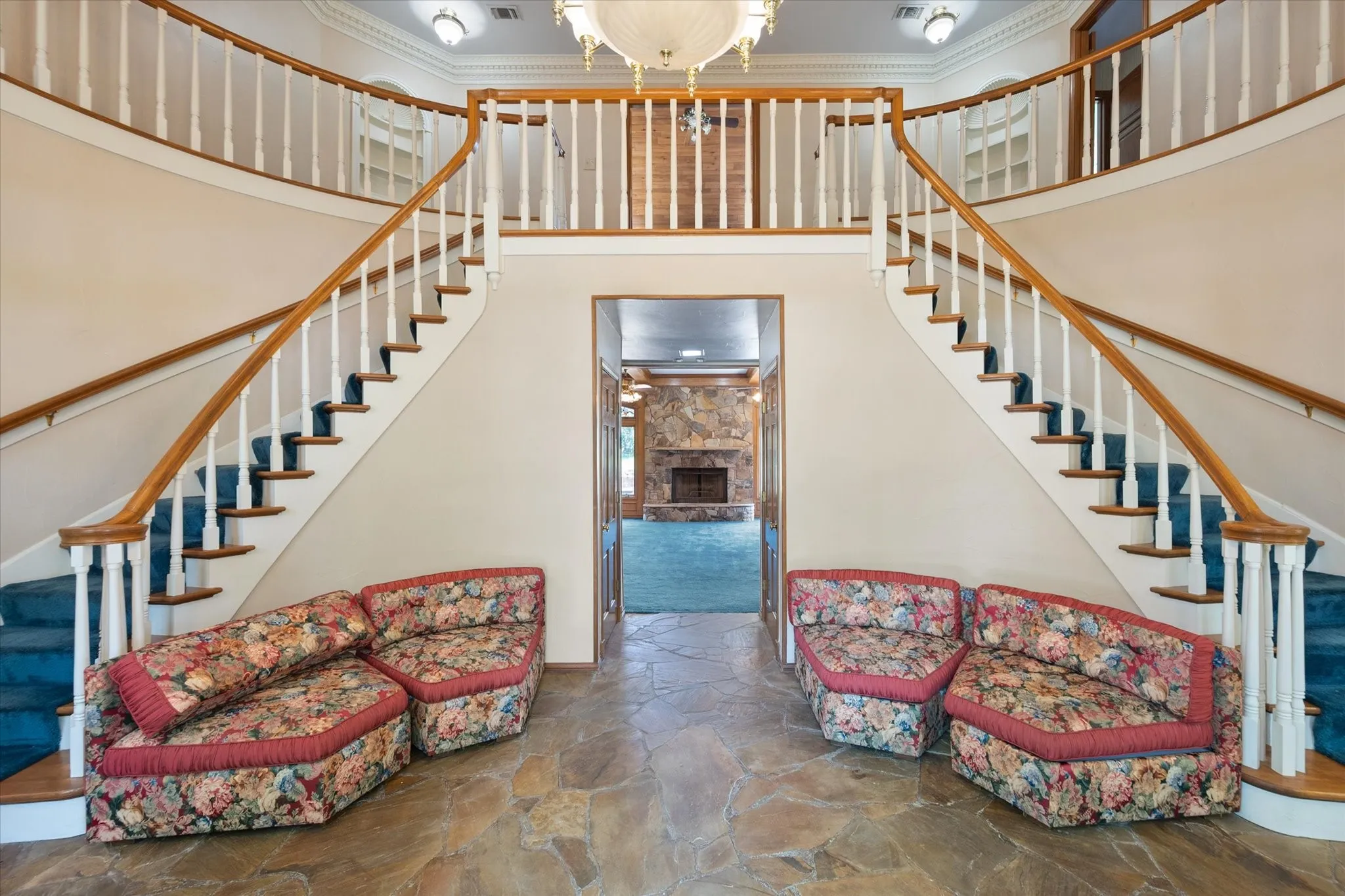 Single Family Residence For Sale in Tarrant County , 2520 Norwood Drive, Hurst, Texas 76054, 4 Bedroom, 5 Bathroom, 3 Garage spaces, 4,242 Sqft, built in 1980, mls#21338177, Real Estate Agent in Hurst, Homes For Sale in Tarrant county, Homes For Sale in Hurst, Realtor in Hurst Texas, Real Estate Brokerage Independent Realty Texas, Luminita Cordes Realtor