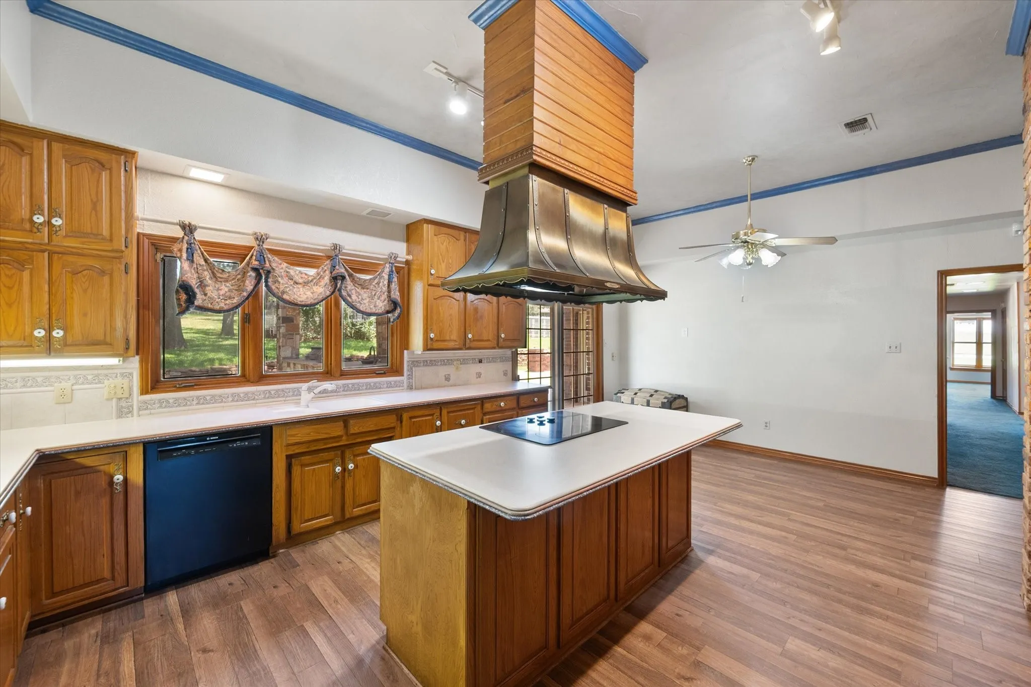 Single Family Residence For Sale in Tarrant County , 2520 Norwood Drive, Hurst, Texas 76054, 4 Bedroom, 5 Bathroom, 3 Garage spaces, 4,242 Sqft, built in 1980, mls#21338177, Real Estate Agent in Hurst, Homes For Sale in Tarrant county, Homes For Sale in Hurst, Realtor in Hurst Texas, Real Estate Brokerage Independent Realty Texas, Luminita Cordes Realtor