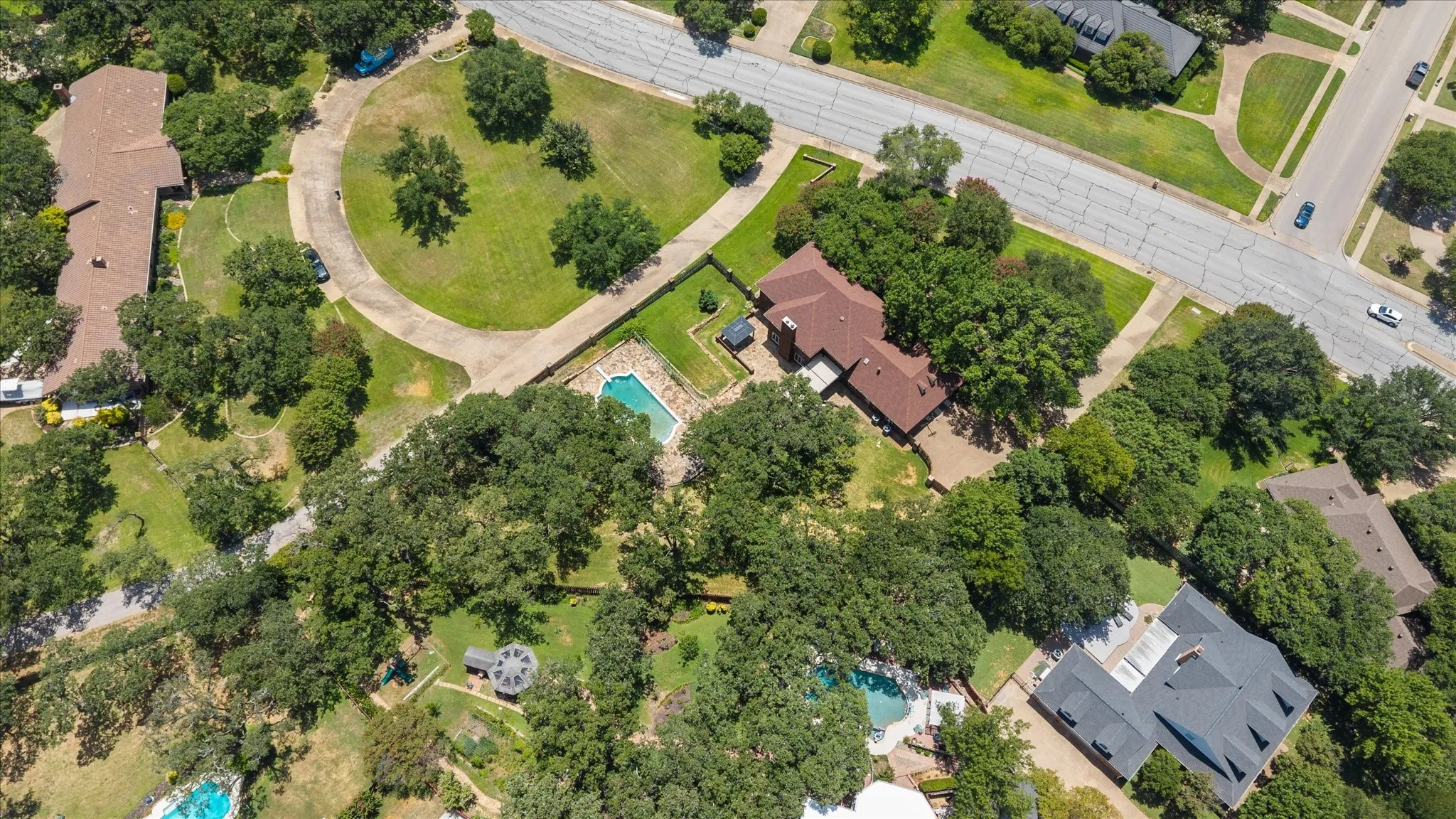 Single Family Residence For Sale in Tarrant County , 2520 Norwood Drive, Hurst, Texas 76054, 4 Bedroom, 5 Bathroom, 3 Garage spaces, 4,242 Sqft, built in 1980, mls#21338177, Real Estate Agent in Hurst, Homes For Sale in Tarrant county, Homes For Sale in Hurst, Realtor in Hurst Texas, Real Estate Brokerage Independent Realty Texas, Luminita Cordes Realtor
