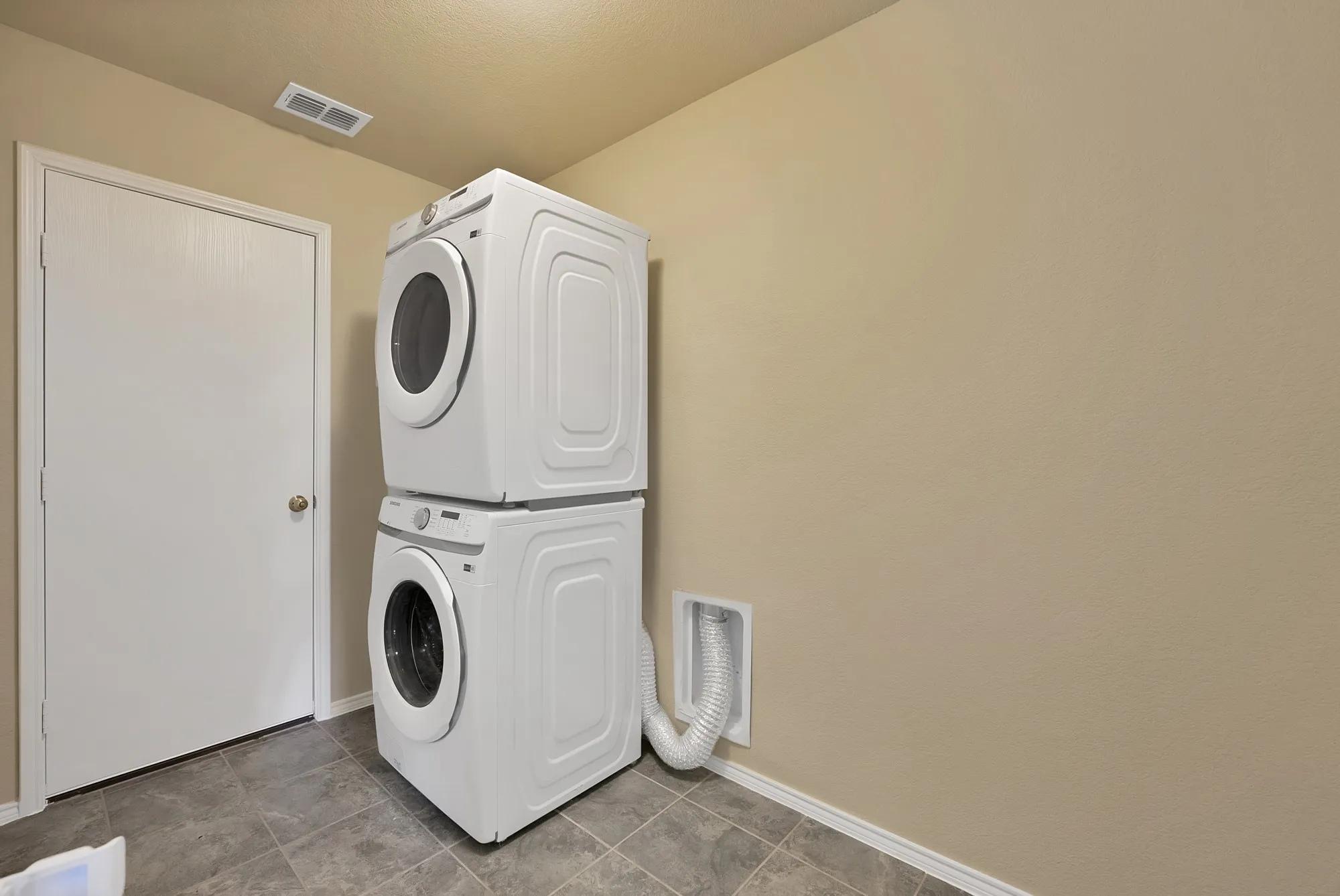 Single Family Residence For Sale in Denton County , 3004 Walker Creek Drive, Little Elm, Texas 75068, 4 Bedroom, 3 Bathroom, 2 Garage spaces, 2,810 Sqft, built in 2017, mls#21338295, Real Estate Agent in Little Elm, Homes For Sale in Denton county, Homes For Sale in Little Elm, Realtor in Little Elm Texas, Real Estate Brokerage Independent Realty Texas, Luminita Cordes Realtor