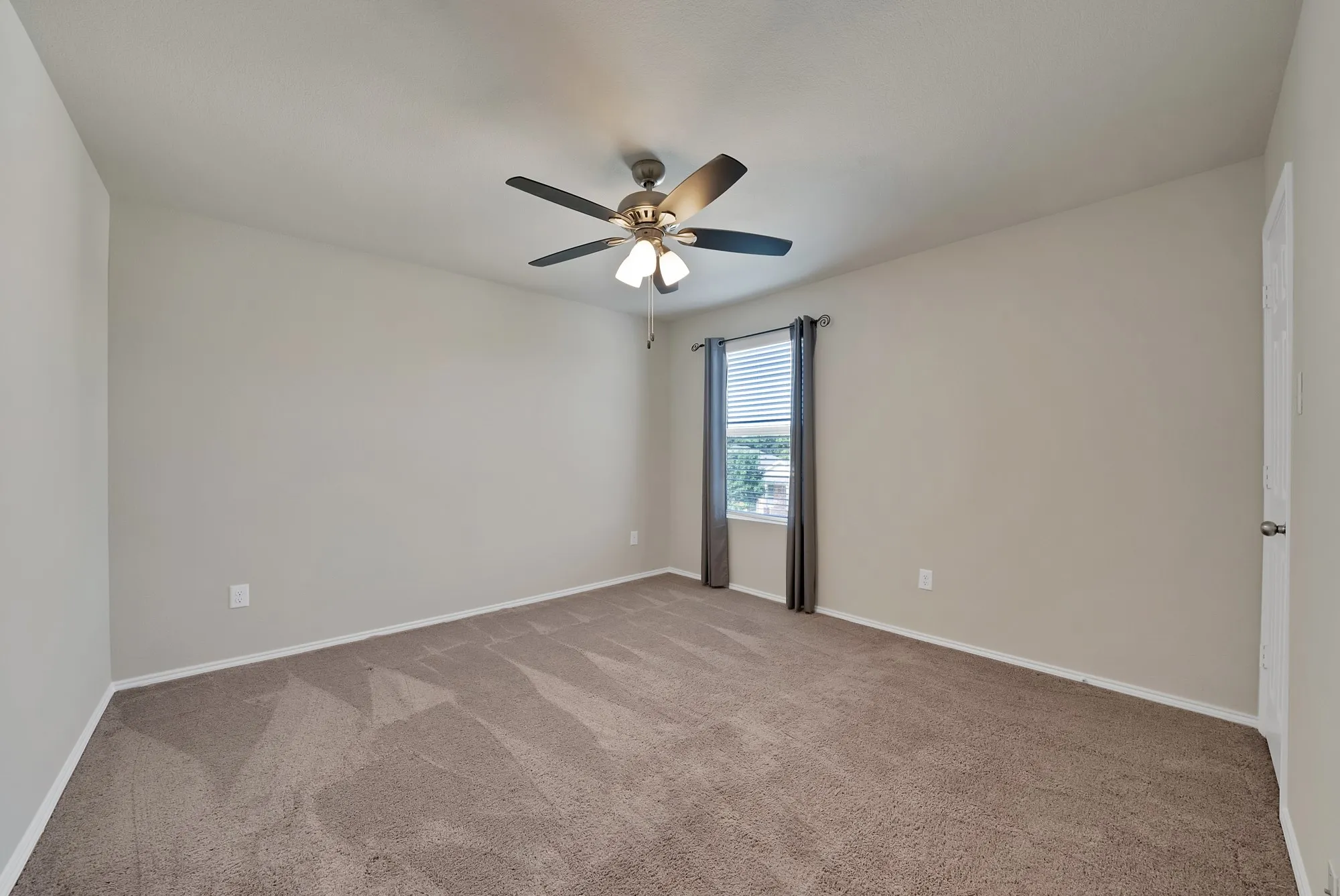Single Family Residence For Sale in Denton County , 3004 Walker Creek Drive, Little Elm, Texas 75068, 4 Bedroom, 3 Bathroom, 2 Garage spaces, 2,810 Sqft, built in 2017, mls#21338295, Real Estate Agent in Little Elm, Homes For Sale in Denton county, Homes For Sale in Little Elm, Realtor in Little Elm Texas, Real Estate Brokerage Independent Realty Texas, Luminita Cordes Realtor