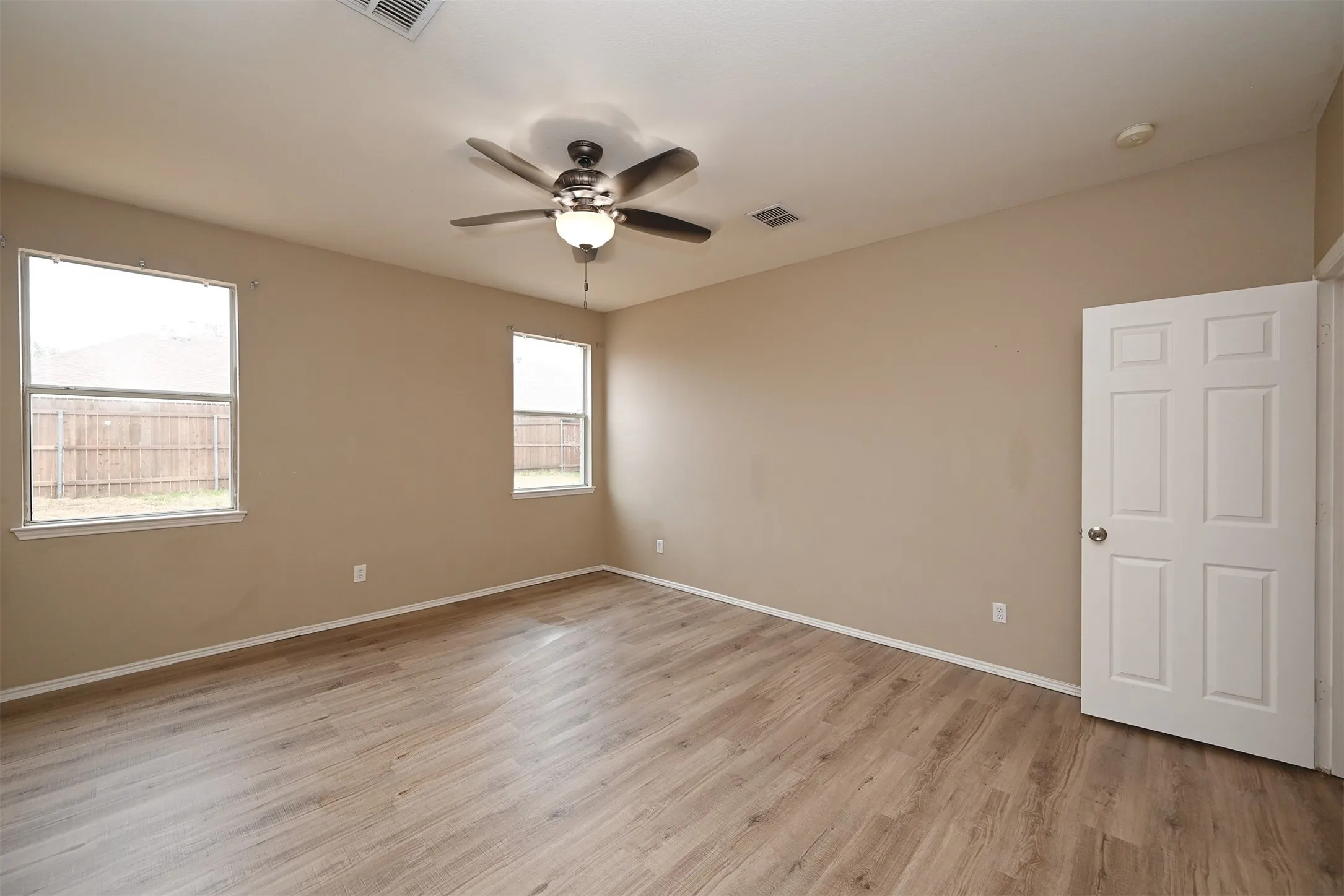 Single Family Residence For Sale in Dallas County , 10706 Gleneagles Lane, Rowlett, Texas 75089, 6 Bedroom, 3 Bathroom, 2 Garage spaces, 2,856 Sqft, built in 2001, mls#21338299, Real Estate Agent in Rowlett, Homes For Sale in Dallas county, Homes For Sale in Rowlett, Realtor in Rowlett Texas, Real Estate Brokerage Independent Realty Texas, Luminita Cordes Realtor