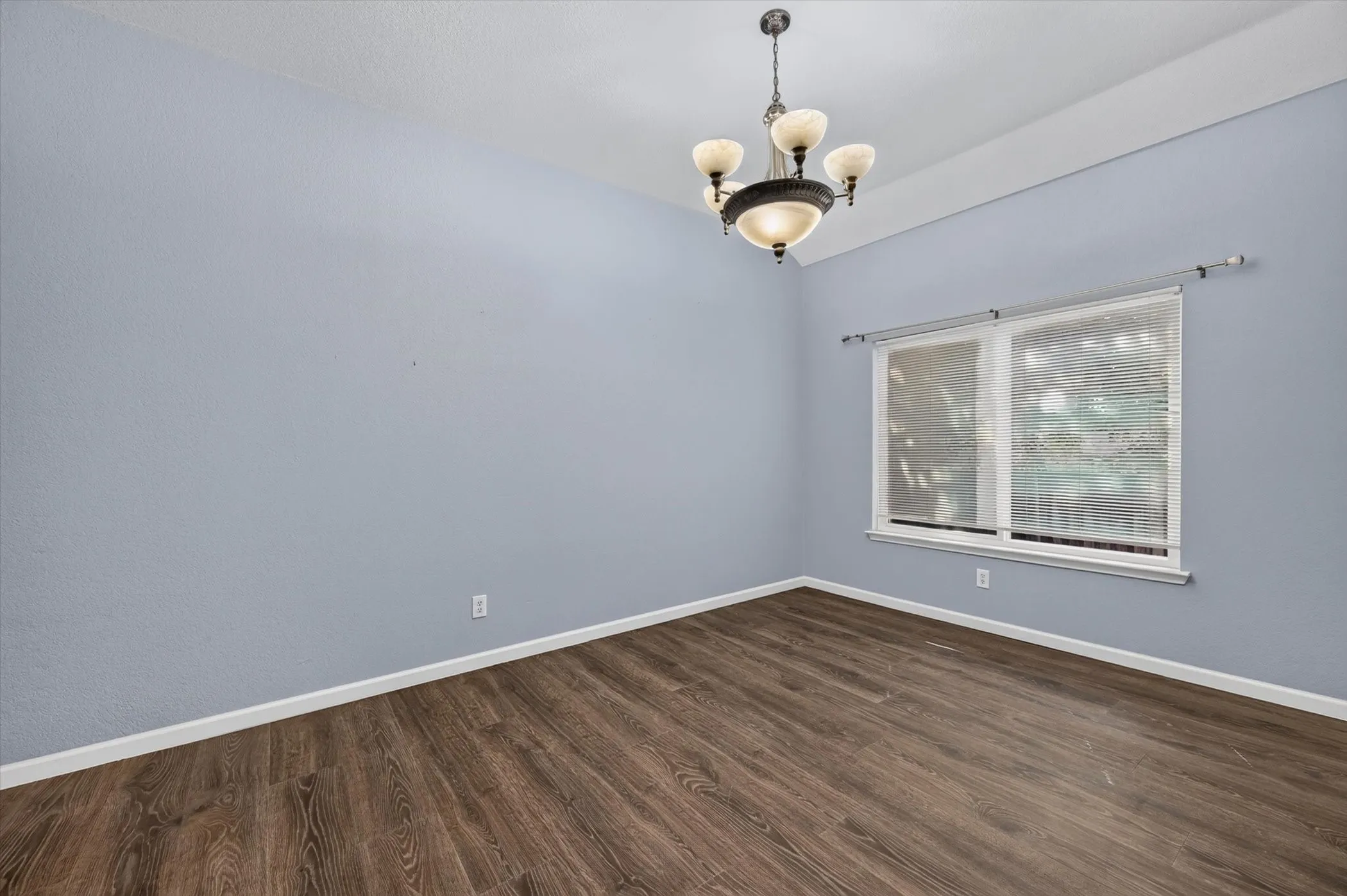 Single Family Residence For Sale in Tarrant County , 5440 Trout Creek Court, Watauga, Texas 76137, 3 Bedroom, 2 Bathroom, 2 Garage spaces, 1,852 Sqft, built in 2000, mls#21337035, Real Estate Agent in Watauga, Homes For Sale in Tarrant county, Homes For Sale in Watauga, Realtor in Watauga Texas, Real Estate Brokerage Independent Realty Texas, Luminita Cordes Realtor