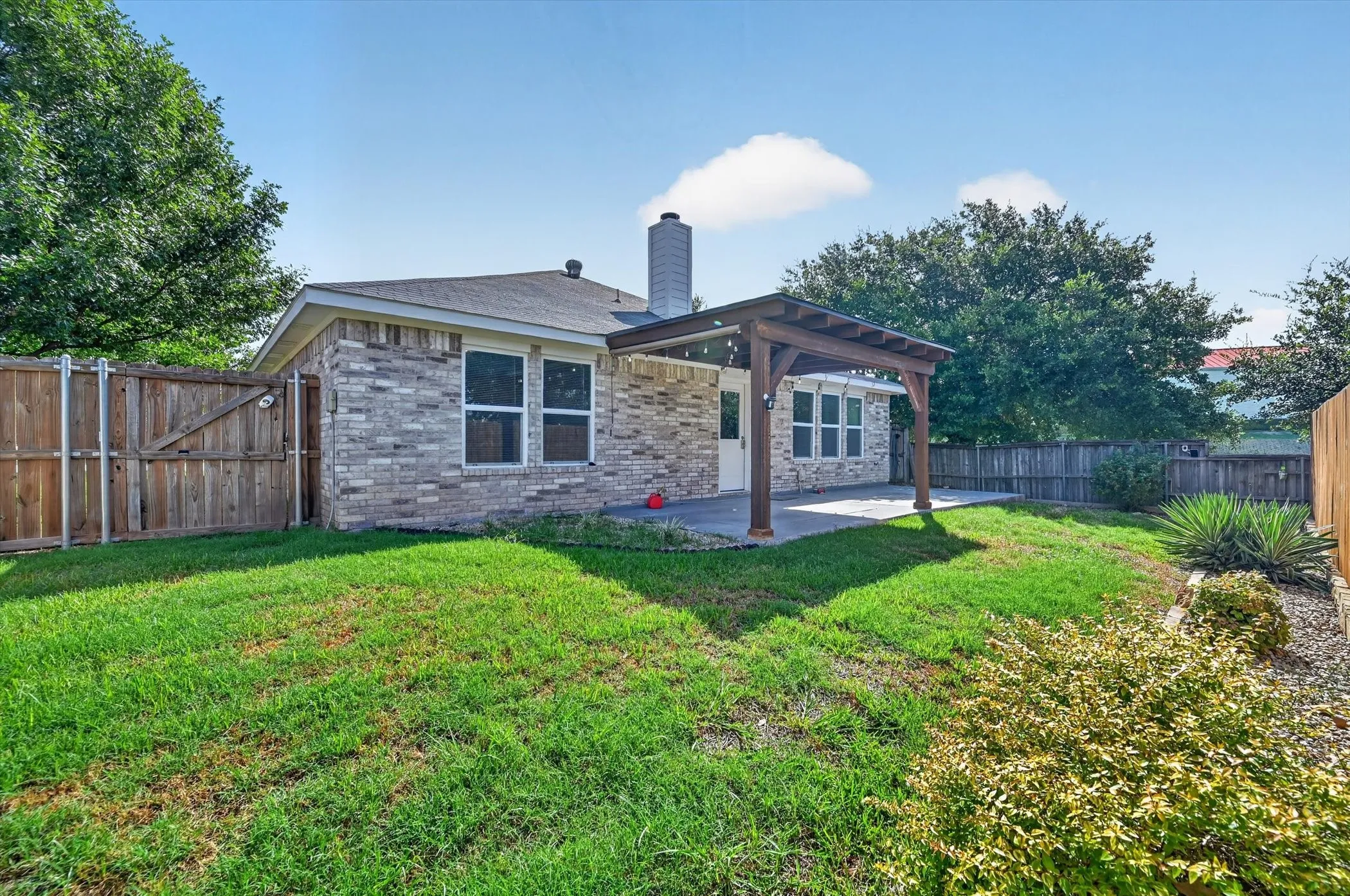 Single Family Residence For Sale in Tarrant County , 5440 Trout Creek Court, Watauga, Texas 76137, 3 Bedroom, 2 Bathroom, 2 Garage spaces, 1,852 Sqft, built in 2000, mls#21337035, Real Estate Agent in Watauga, Homes For Sale in Tarrant county, Homes For Sale in Watauga, Realtor in Watauga Texas, Real Estate Brokerage Independent Realty Texas, Luminita Cordes Realtor