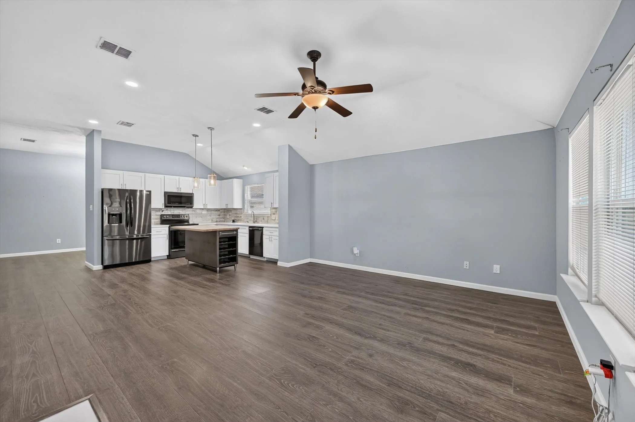 Single Family Residence For Sale in Tarrant County , 5440 Trout Creek Court, Watauga, Texas 76137, 3 Bedroom, 2 Bathroom, 2 Garage spaces, 1,852 Sqft, built in 2000, mls#21337035, Real Estate Agent in Watauga, Homes For Sale in Tarrant county, Homes For Sale in Watauga, Realtor in Watauga Texas, Real Estate Brokerage Independent Realty Texas, Luminita Cordes Realtor