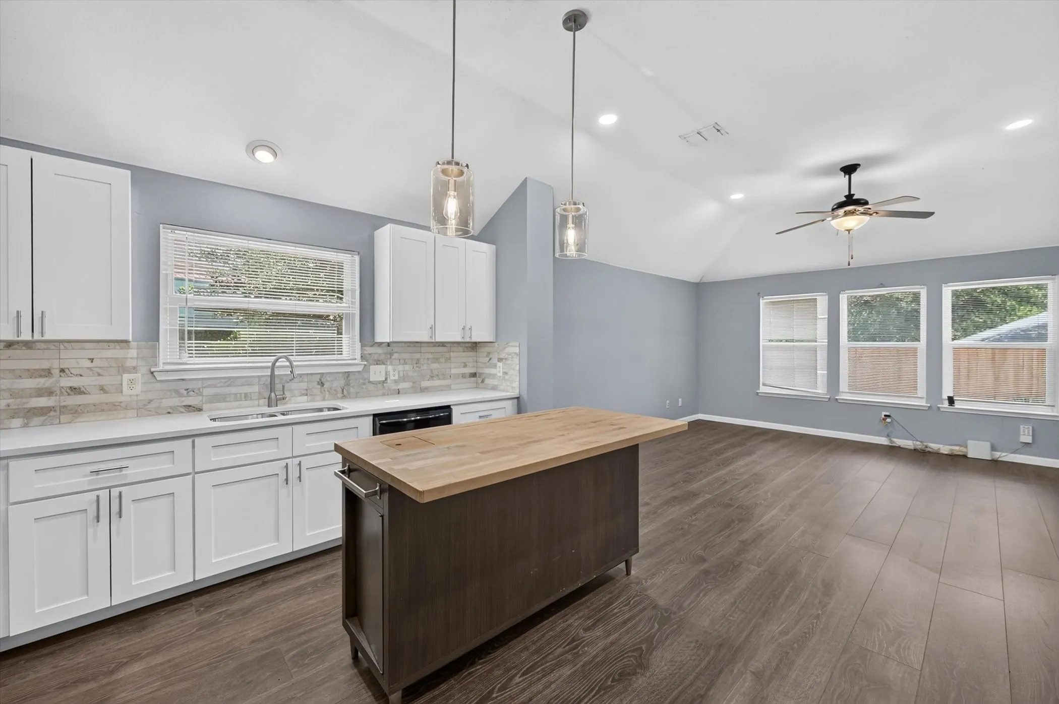 Single Family Residence For Sale in Tarrant County , 5440 Trout Creek Court, Watauga, Texas 76137, 3 Bedroom, 2 Bathroom, 2 Garage spaces, 1,852 Sqft, built in 2000, mls#21337035, Real Estate Agent in Watauga, Homes For Sale in Tarrant county, Homes For Sale in Watauga, Realtor in Watauga Texas, Real Estate Brokerage Independent Realty Texas, Luminita Cordes Realtor