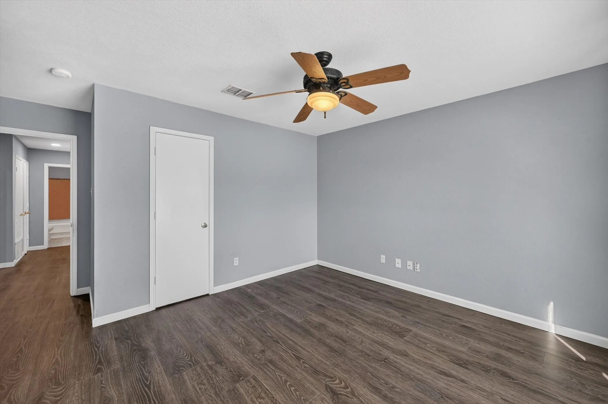 Single Family Residence For Sale in Tarrant County , 5440 Trout Creek Court, Watauga, Texas 76137, 3 Bedroom, 2 Bathroom, 2 Garage spaces, 1,852 Sqft, built in 2000, mls#21337035, Real Estate Agent in Watauga, Homes For Sale in Tarrant county, Homes For Sale in Watauga, Realtor in Watauga Texas, Real Estate Brokerage Independent Realty Texas, Luminita Cordes Realtor
