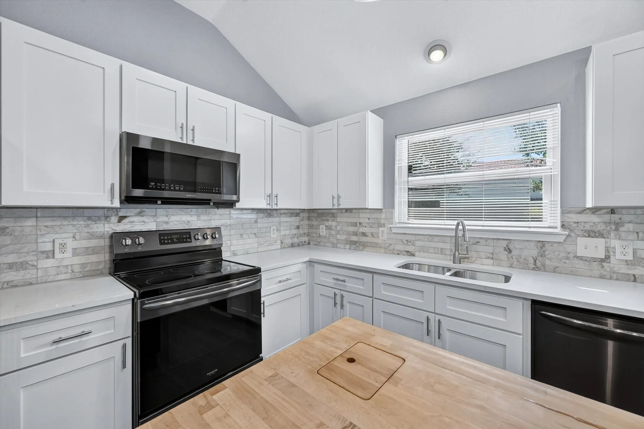 Single Family Residence For Sale in Tarrant County , 5440 Trout Creek Court, Watauga, Texas 76137, 3 Bedroom, 2 Bathroom, 2 Garage spaces, 1,852 Sqft, built in 2000, mls#21337035, Real Estate Agent in Watauga, Homes For Sale in Tarrant county, Homes For Sale in Watauga, Realtor in Watauga Texas, Real Estate Brokerage Independent Realty Texas, Luminita Cordes Realtor