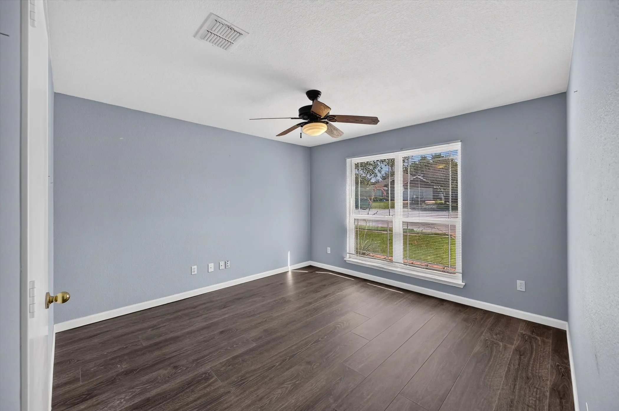 Single Family Residence For Sale in Tarrant County , 5440 Trout Creek Court, Watauga, Texas 76137, 3 Bedroom, 2 Bathroom, 2 Garage spaces, 1,852 Sqft, built in 2000, mls#21337035, Real Estate Agent in Watauga, Homes For Sale in Tarrant county, Homes For Sale in Watauga, Realtor in Watauga Texas, Real Estate Brokerage Independent Realty Texas, Luminita Cordes Realtor