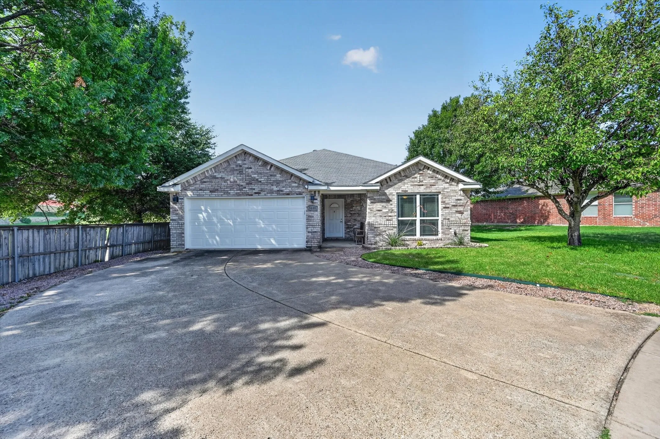 Single Family Residence For Sale in Tarrant County , 5440 Trout Creek Court, Watauga, Texas 76137, 3 Bedroom, 2 Bathroom, 2 Garage spaces, 1,852 Sqft, built in 2000, mls#21337035, Real Estate Agent in Watauga, Homes For Sale in Tarrant county, Homes For Sale in Watauga, Realtor in Watauga Texas, Real Estate Brokerage Independent Realty Texas, Luminita Cordes Realtor