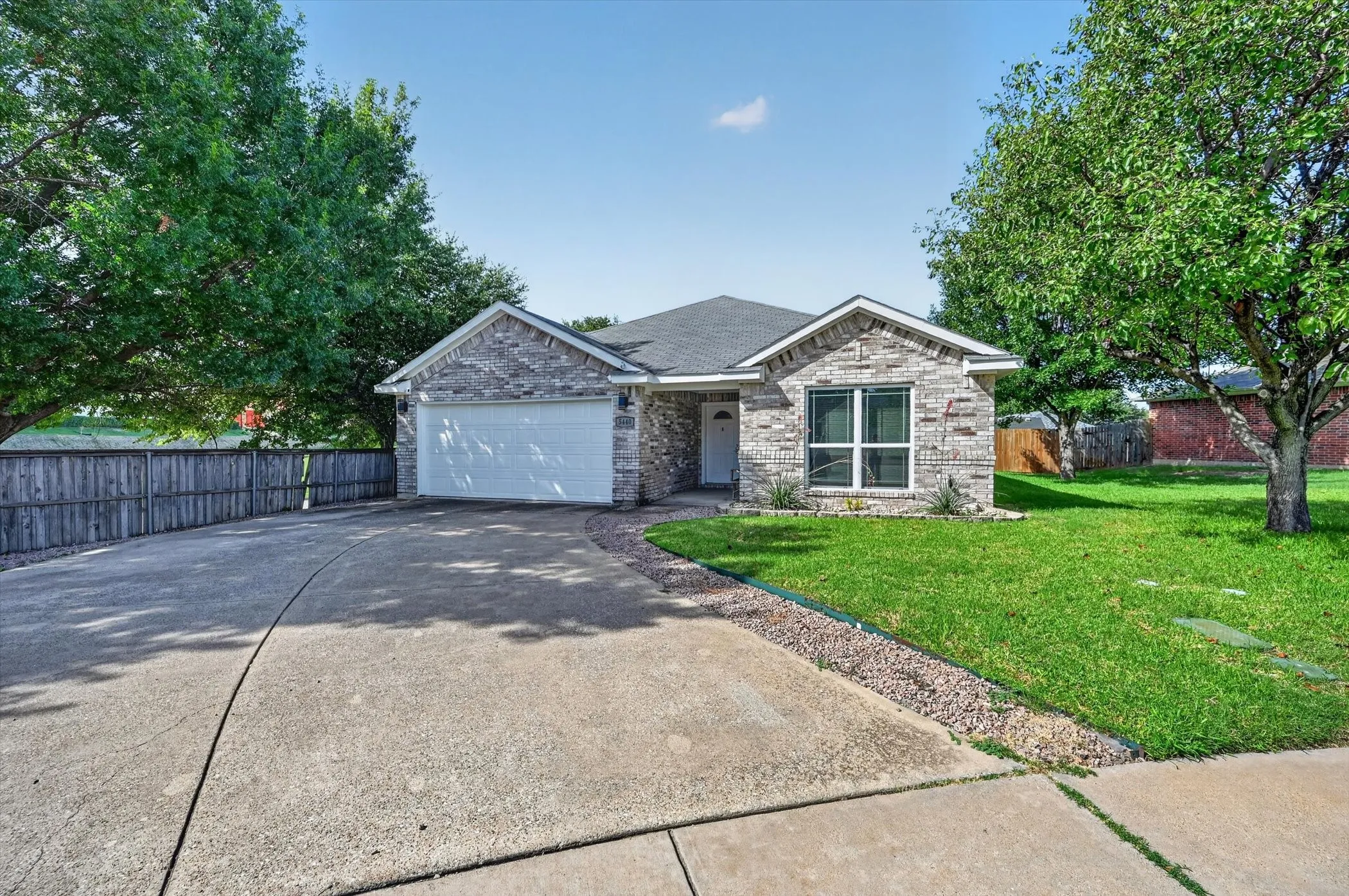 Single Family Residence For Sale in Tarrant County , 5440 Trout Creek Court, Watauga, Texas 76137, 3 Bedroom, 2 Bathroom, 2 Garage spaces, 1,852 Sqft, built in 2000, mls#21337035, Real Estate Agent in Watauga, Homes For Sale in Tarrant county, Homes For Sale in Watauga, Realtor in Watauga Texas, Real Estate Brokerage Independent Realty Texas, Luminita Cordes Realtor