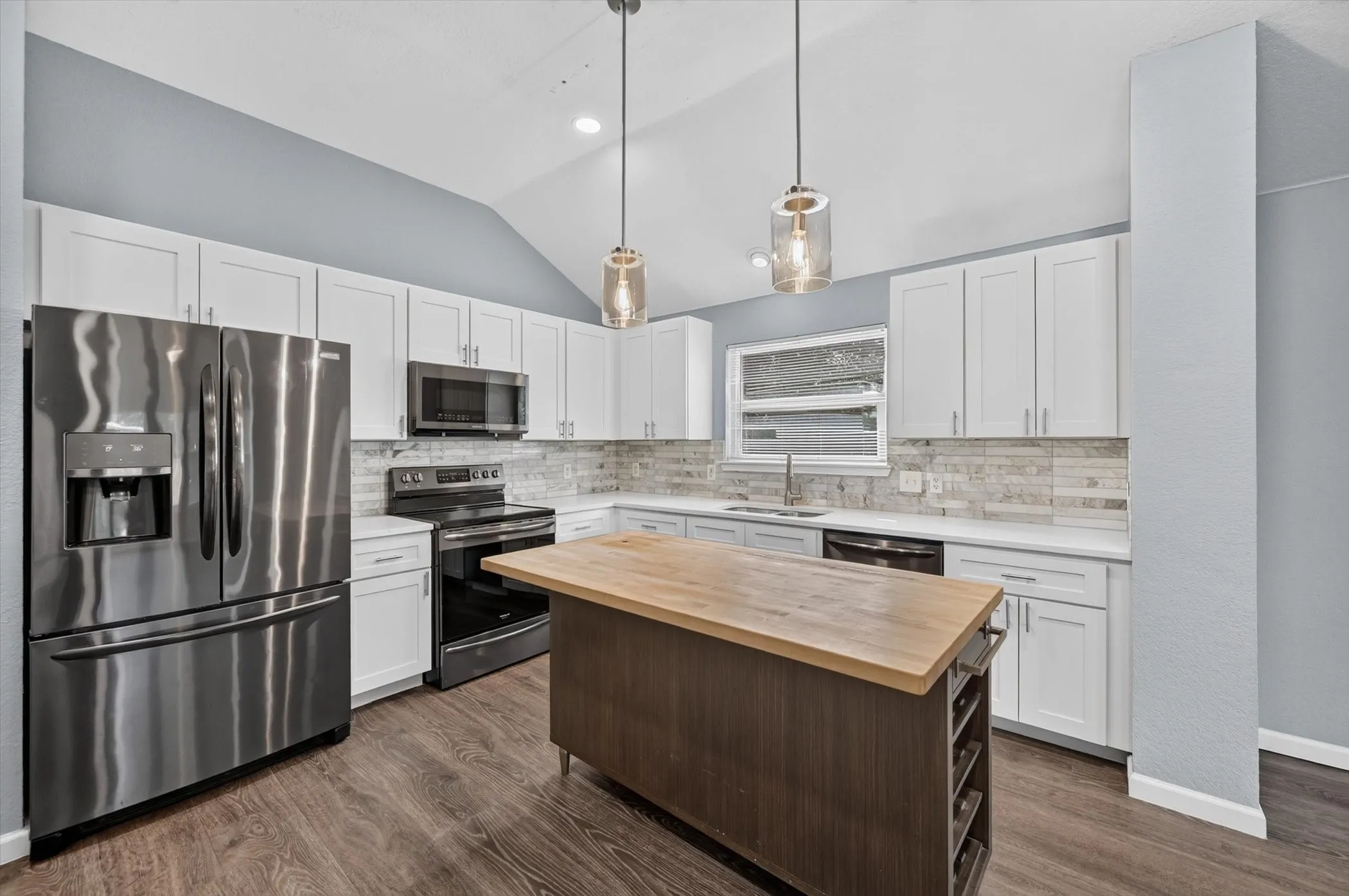 Single Family Residence For Sale in Tarrant County , 5440 Trout Creek Court, Watauga, Texas 76137, 3 Bedroom, 2 Bathroom, 2 Garage spaces, 1,852 Sqft, built in 2000, mls#21337035, Real Estate Agent in Watauga, Homes For Sale in Tarrant county, Homes For Sale in Watauga, Realtor in Watauga Texas, Real Estate Brokerage Independent Realty Texas, Luminita Cordes Realtor