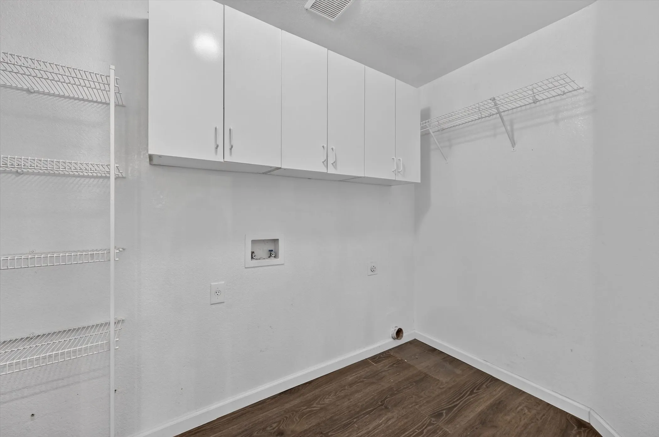 Single Family Residence For Sale in Tarrant County , 5440 Trout Creek Court, Watauga, Texas 76137, 3 Bedroom, 2 Bathroom, 2 Garage spaces, 1,852 Sqft, built in 2000, mls#21337035, Real Estate Agent in Watauga, Homes For Sale in Tarrant county, Homes For Sale in Watauga, Realtor in Watauga Texas, Real Estate Brokerage Independent Realty Texas, Luminita Cordes Realtor