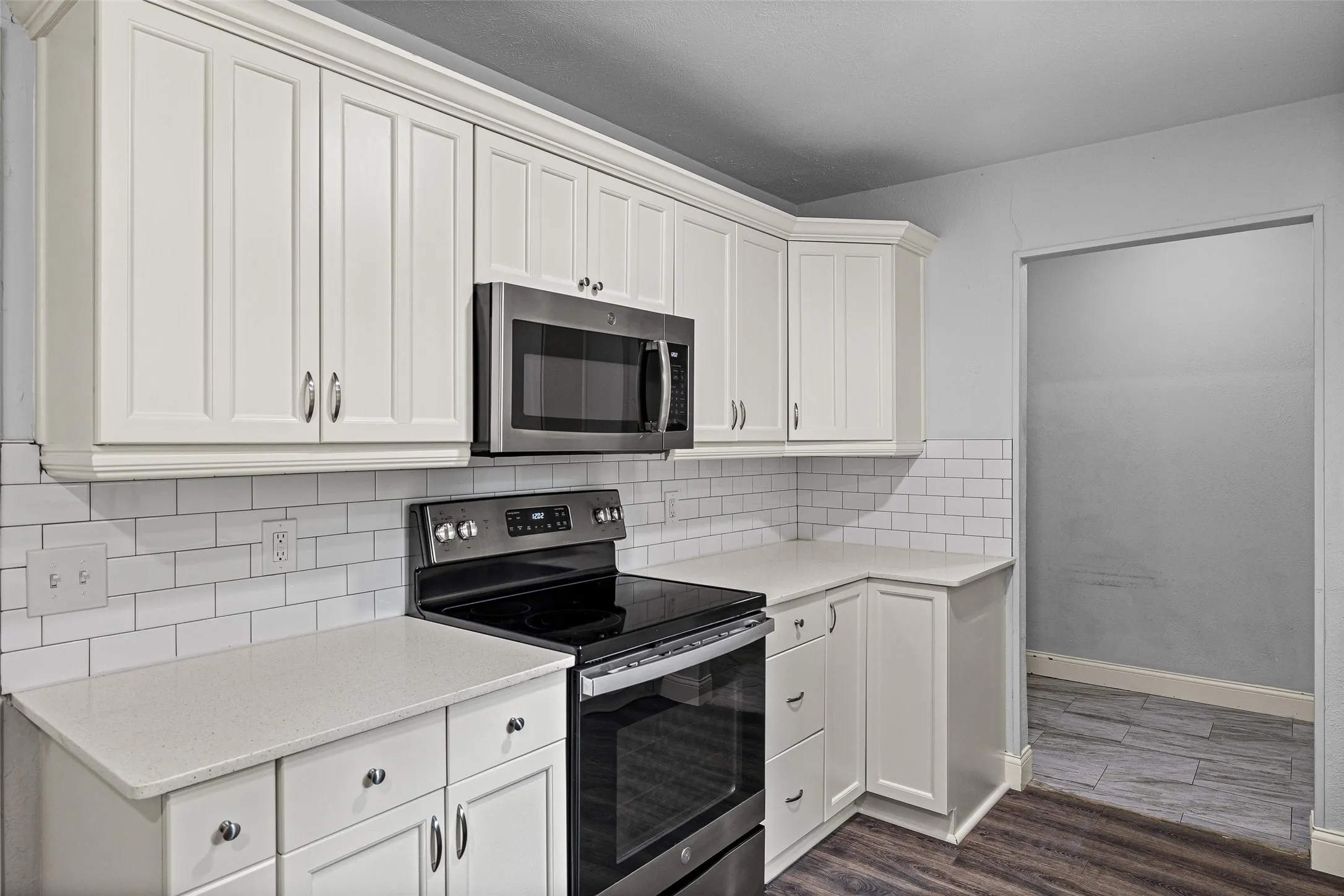 Counter space while cooking is key, and this kitchen doesn't dissapoint!