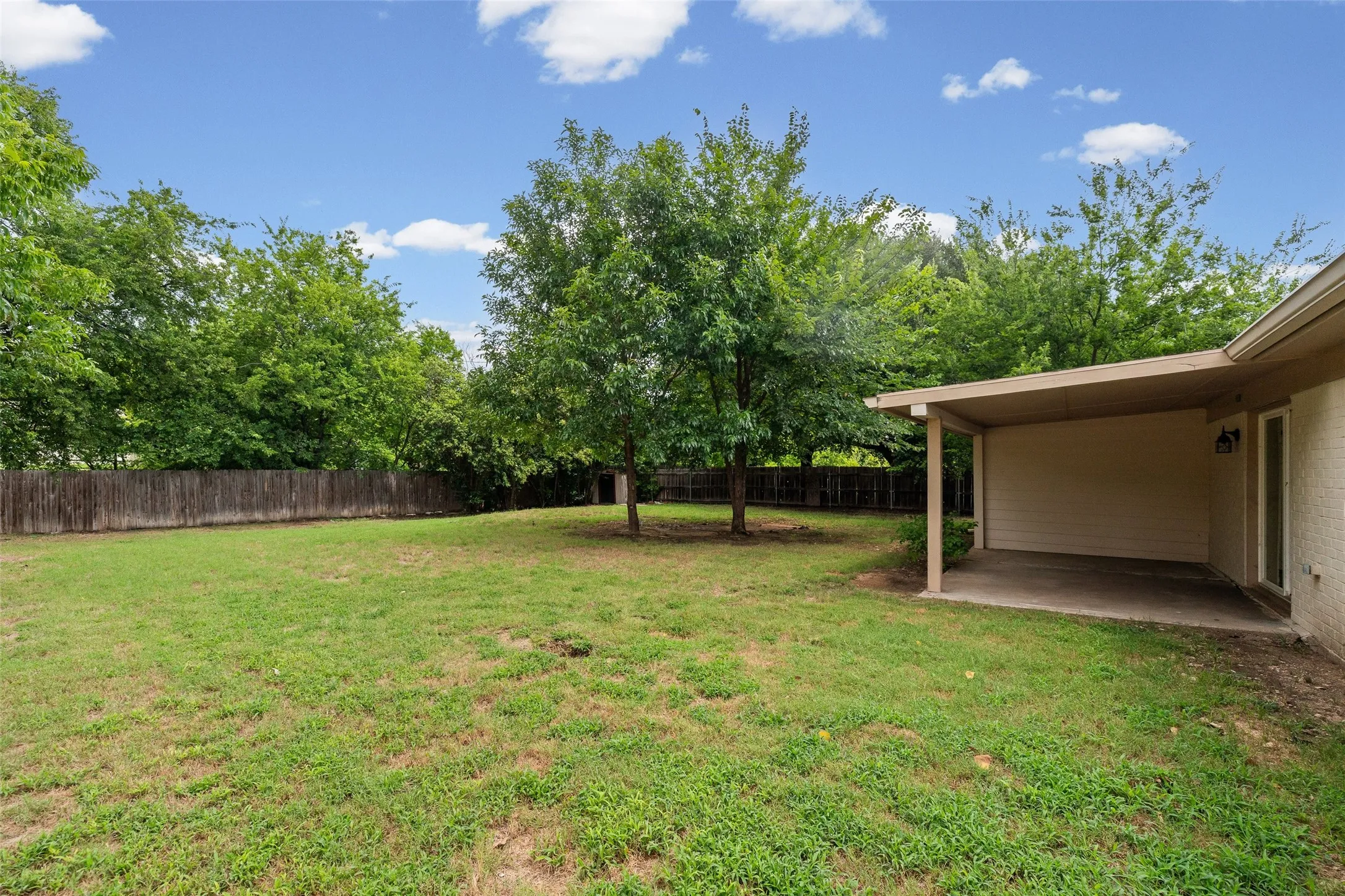 Single Family Residence For Sale in Tarrant County , 1005 Keller Avenue, Benbrook, Texas 76126, 3 Bedroom, 2 Bathroom, 2 Garage spaces, 1,411 Sqft, built in 1969, mls#21336164, Real Estate Agent in Benbrook, Homes For Sale in Tarrant county, Homes For Sale in Benbrook, Realtor in Benbrook Texas, Real Estate Brokerage Independent Realty Texas, Luminita Cordes Realtor