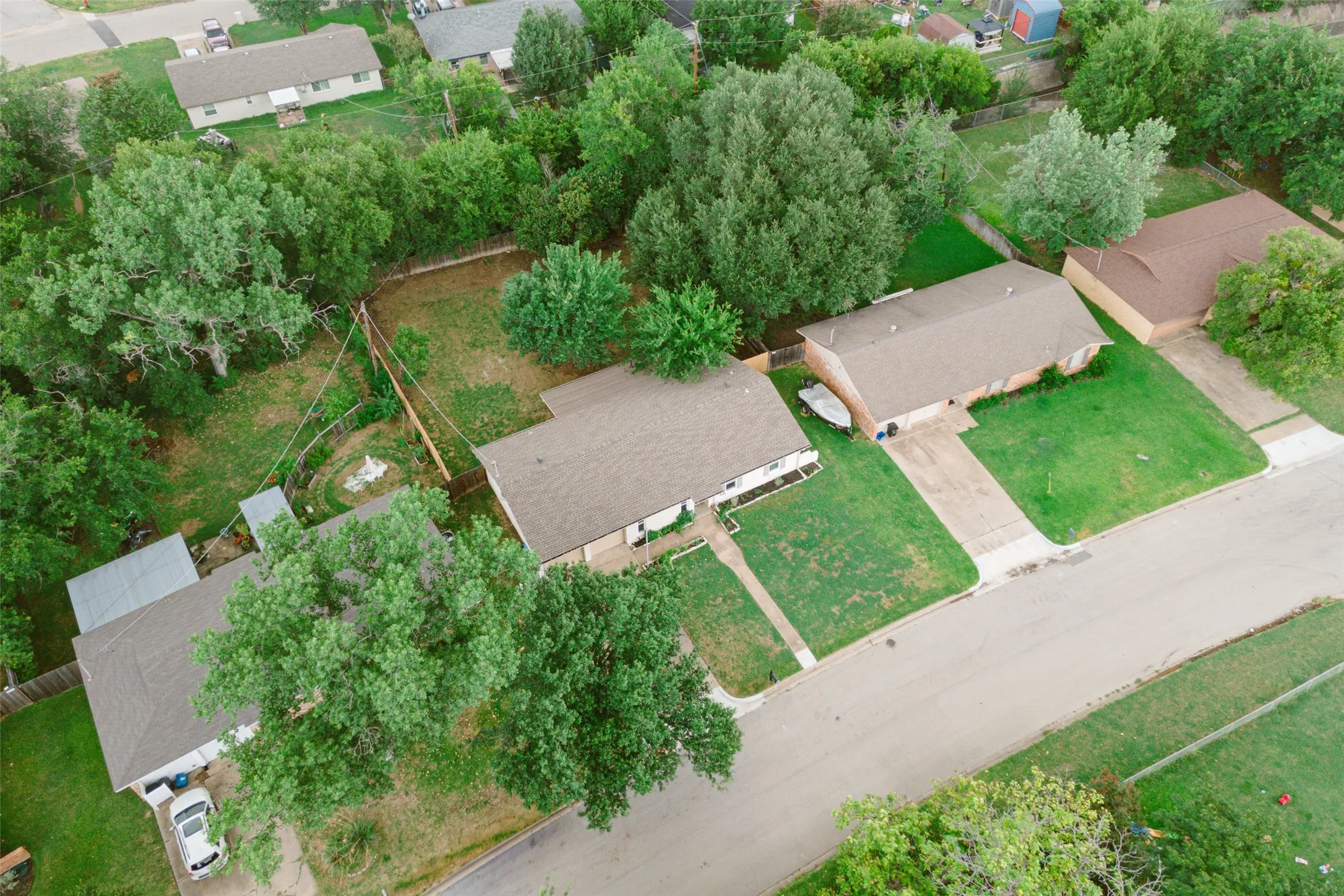 Single Family Residence For Sale in Tarrant County , 1005 Keller Avenue, Benbrook, Texas 76126, 3 Bedroom, 2 Bathroom, 2 Garage spaces, 1,411 Sqft, built in 1969, mls#21336164, Real Estate Agent in Benbrook, Homes For Sale in Tarrant county, Homes For Sale in Benbrook, Realtor in Benbrook Texas, Real Estate Brokerage Independent Realty Texas, Luminita Cordes Realtor