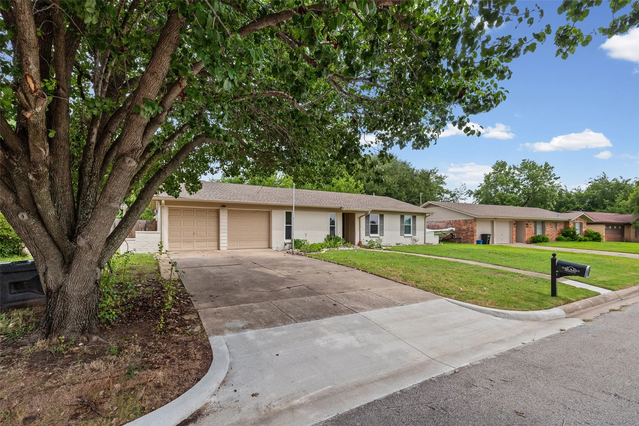 Large front entry driveway.
