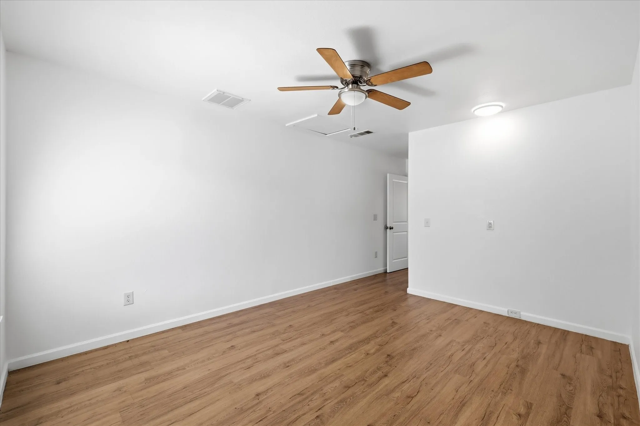 Single Family Residence For Sale in Denton County , 2017 Shawnee Street, Denton, Texas 76209, 4 Bedroom, 2 Bathroom, Garage spaces, 1,236 Sqft, built in 1956, mls#21337438, Real Estate Agent in Denton, Homes For Sale in Denton county, Homes For Sale in Denton, Realtor in Denton Texas, Real Estate Brokerage Independent Realty Texas, Luminita Cordes Realtor