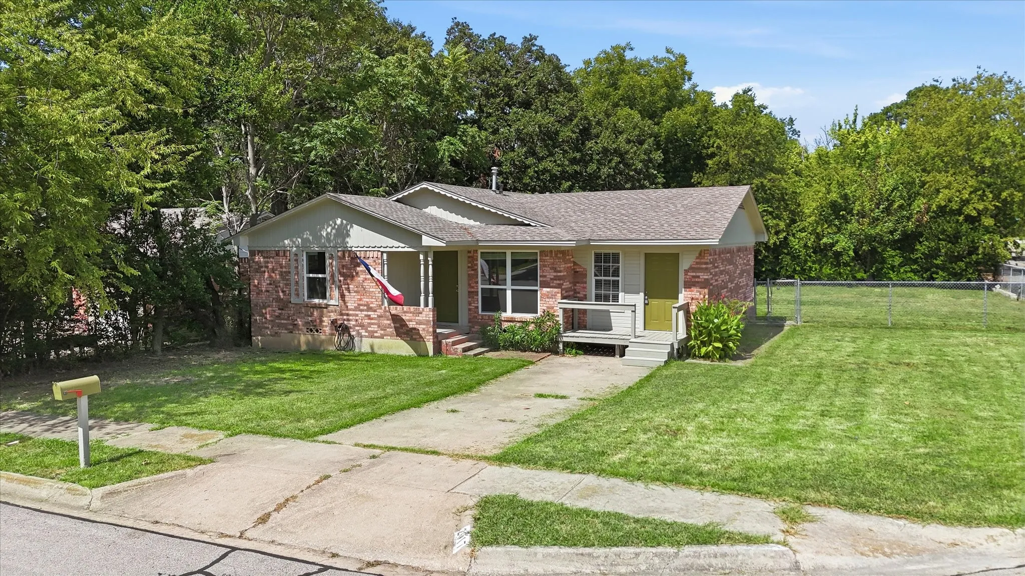 Single Family Residence For Sale in Denton County , 2017 Shawnee Street, Denton, Texas 76209, 4 Bedroom, 2 Bathroom, Garage spaces, 1,236 Sqft, built in 1956, mls#21337438, Real Estate Agent in Denton, Homes For Sale in Denton county, Homes For Sale in Denton, Realtor in Denton Texas, Real Estate Brokerage Independent Realty Texas, Luminita Cordes Realtor