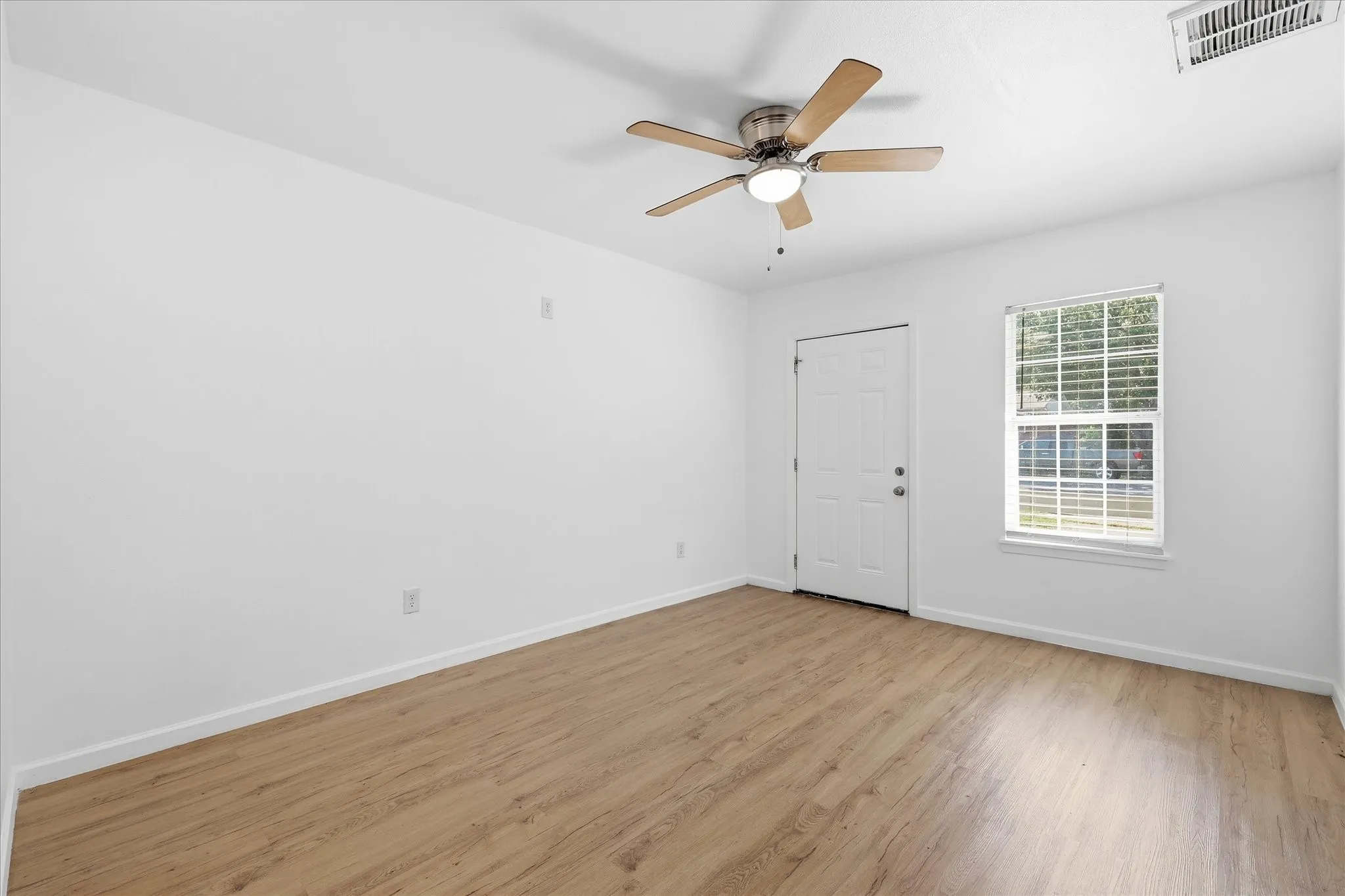 Single Family Residence For Sale in Denton County , 2017 Shawnee Street, Denton, Texas 76209, 4 Bedroom, 2 Bathroom, Garage spaces, 1,236 Sqft, built in 1956, mls#21337438, Real Estate Agent in Denton, Homes For Sale in Denton county, Homes For Sale in Denton, Realtor in Denton Texas, Real Estate Brokerage Independent Realty Texas, Luminita Cordes Realtor