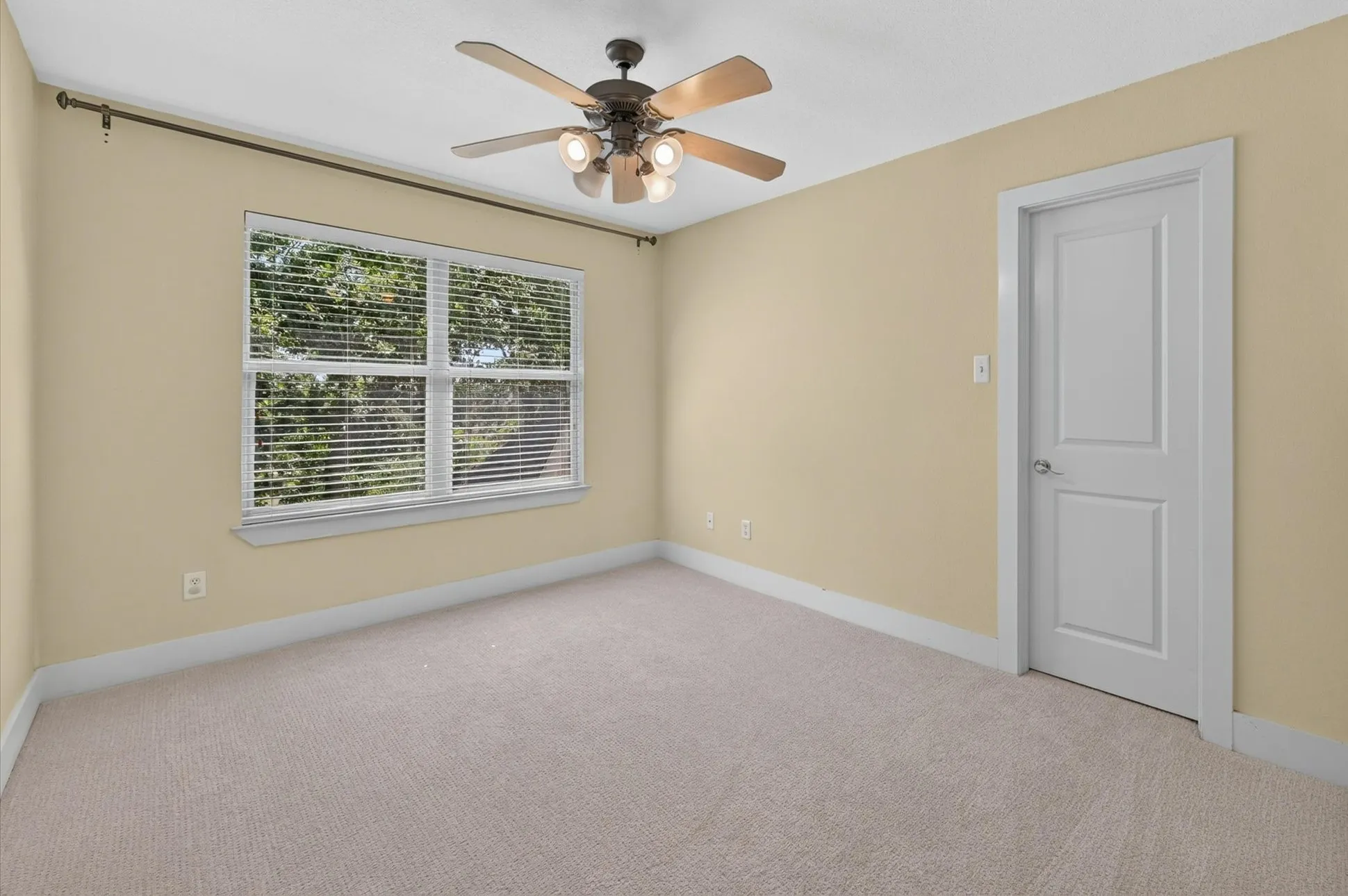 Single Family Residence For Sale in Denton County , 4009 Andrew Avenue, Denton, Texas 76210, 4 Bedroom, 3 Bathroom, 3 Garage spaces, 2,843 Sqft, built in 2005, mls#21322956, Real Estate Agent in Denton, Homes For Sale in Denton county, Homes For Sale in Denton, Realtor in Denton Texas, Real Estate Brokerage Independent Realty Texas, Luminita Cordes Realtor