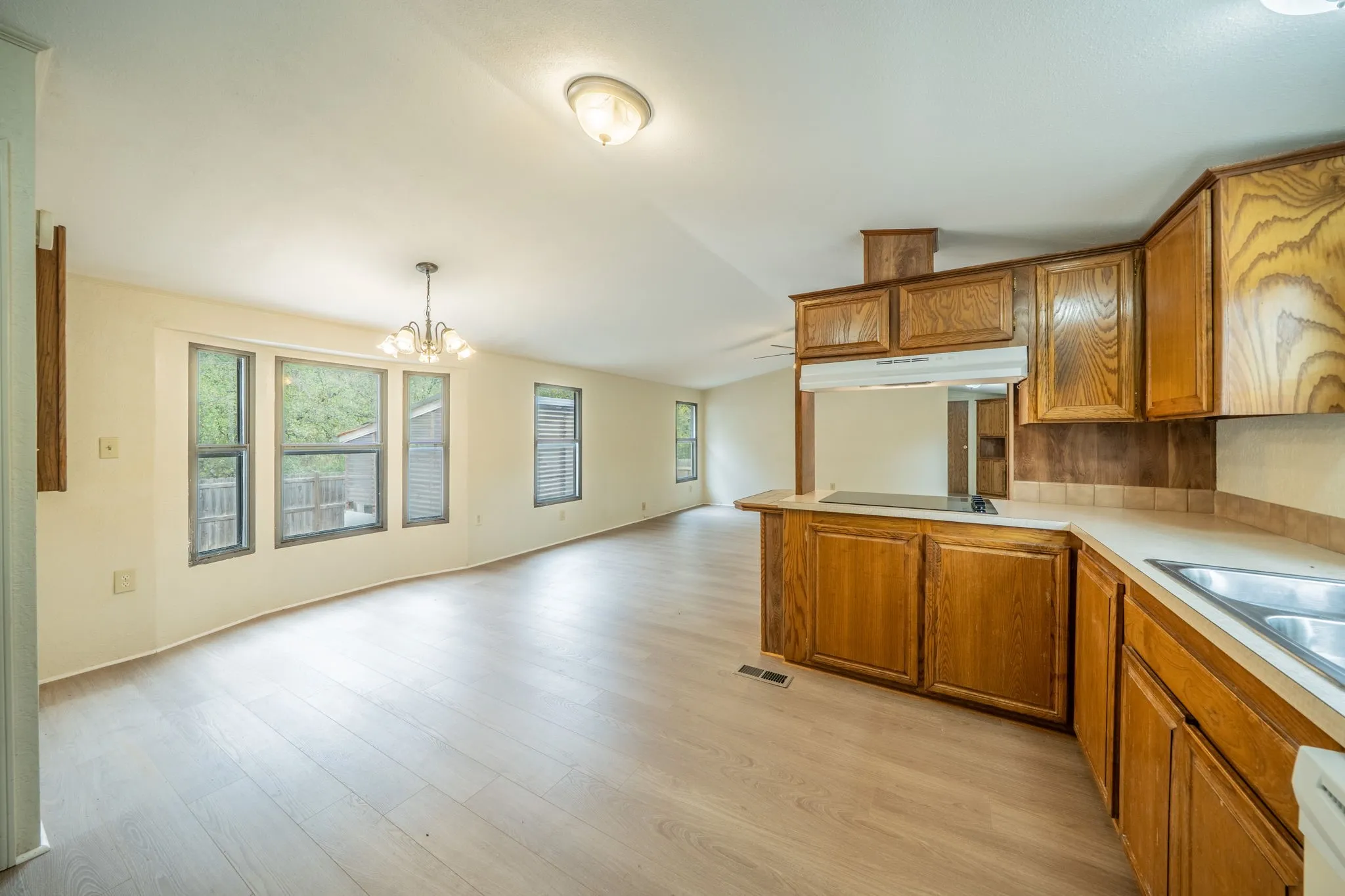 Mobile Home For Sale in Ellis County , 1027 Glen Brook Drive, Pecan Hill, Texas 75165, 3 Bedroom, 2 Bathroom, Garage spaces, 1,440 Sqft, built in 1990, mls#21327854, Real Estate Agent in Pecan Hill, Homes For Sale in Ellis county, Homes For Sale in Pecan Hill, Realtor in Pecan Hill Texas, Real Estate Brokerage Independent Realty Texas, Luminita Cordes Realtor