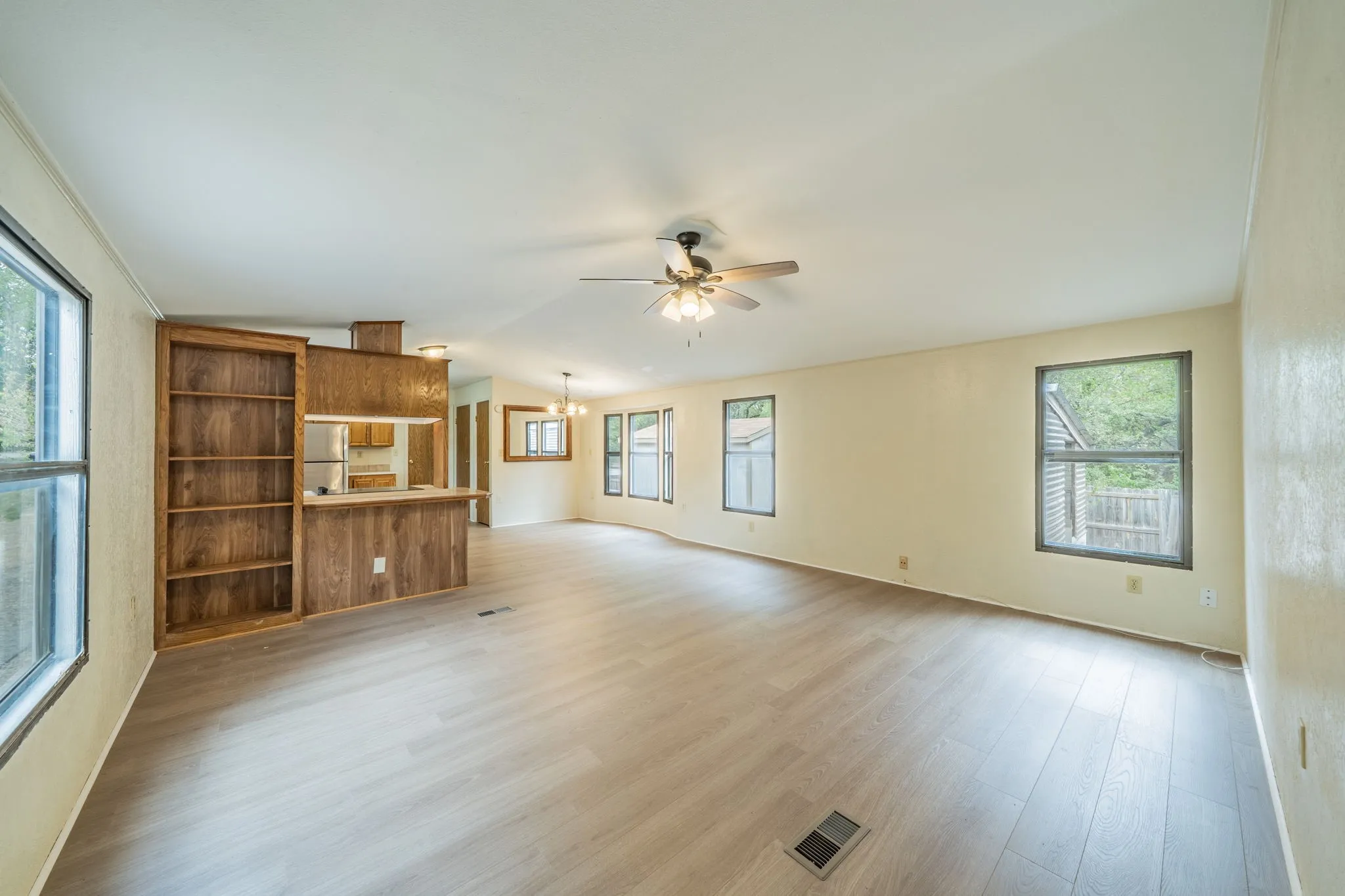 Mobile Home For Sale in Ellis County , 1027 Glen Brook Drive, Pecan Hill, Texas 75165, 3 Bedroom, 2 Bathroom, Garage spaces, 1,440 Sqft, built in 1990, mls#21327854, Real Estate Agent in Pecan Hill, Homes For Sale in Ellis county, Homes For Sale in Pecan Hill, Realtor in Pecan Hill Texas, Real Estate Brokerage Independent Realty Texas, Luminita Cordes Realtor