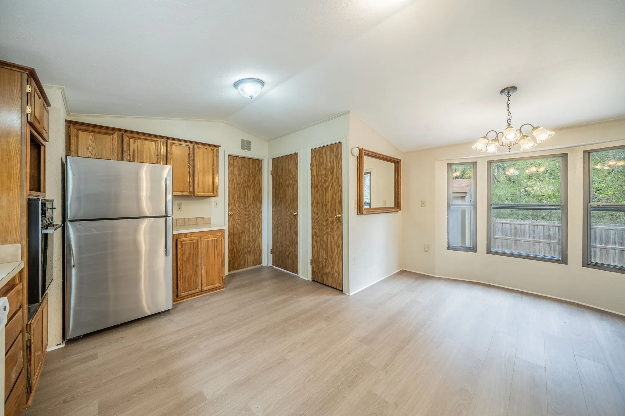 Mobile Home For Sale in Ellis County , 1027 Glen Brook Drive, Pecan Hill, Texas 75165, 3 Bedroom, 2 Bathroom, Garage spaces, 1,440 Sqft, built in 1990, mls#21327854, Real Estate Agent in Pecan Hill, Homes For Sale in Ellis county, Homes For Sale in Pecan Hill, Realtor in Pecan Hill Texas, Real Estate Brokerage Independent Realty Texas, Luminita Cordes Realtor