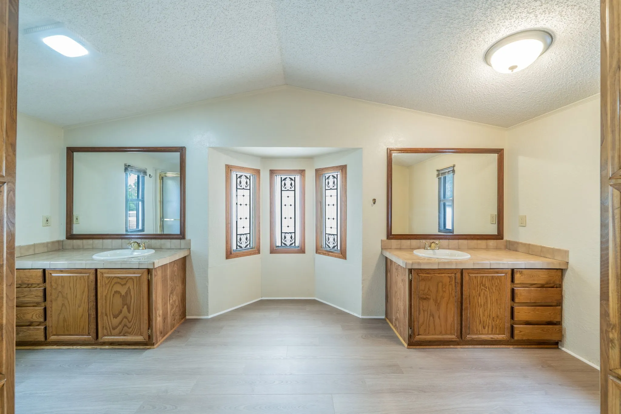Mobile Home For Sale in Ellis County , 1027 Glen Brook Drive, Pecan Hill, Texas 75165, 3 Bedroom, 2 Bathroom, Garage spaces, 1,440 Sqft, built in 1990, mls#21327854, Real Estate Agent in Pecan Hill, Homes For Sale in Ellis county, Homes For Sale in Pecan Hill, Realtor in Pecan Hill Texas, Real Estate Brokerage Independent Realty Texas, Luminita Cordes Realtor