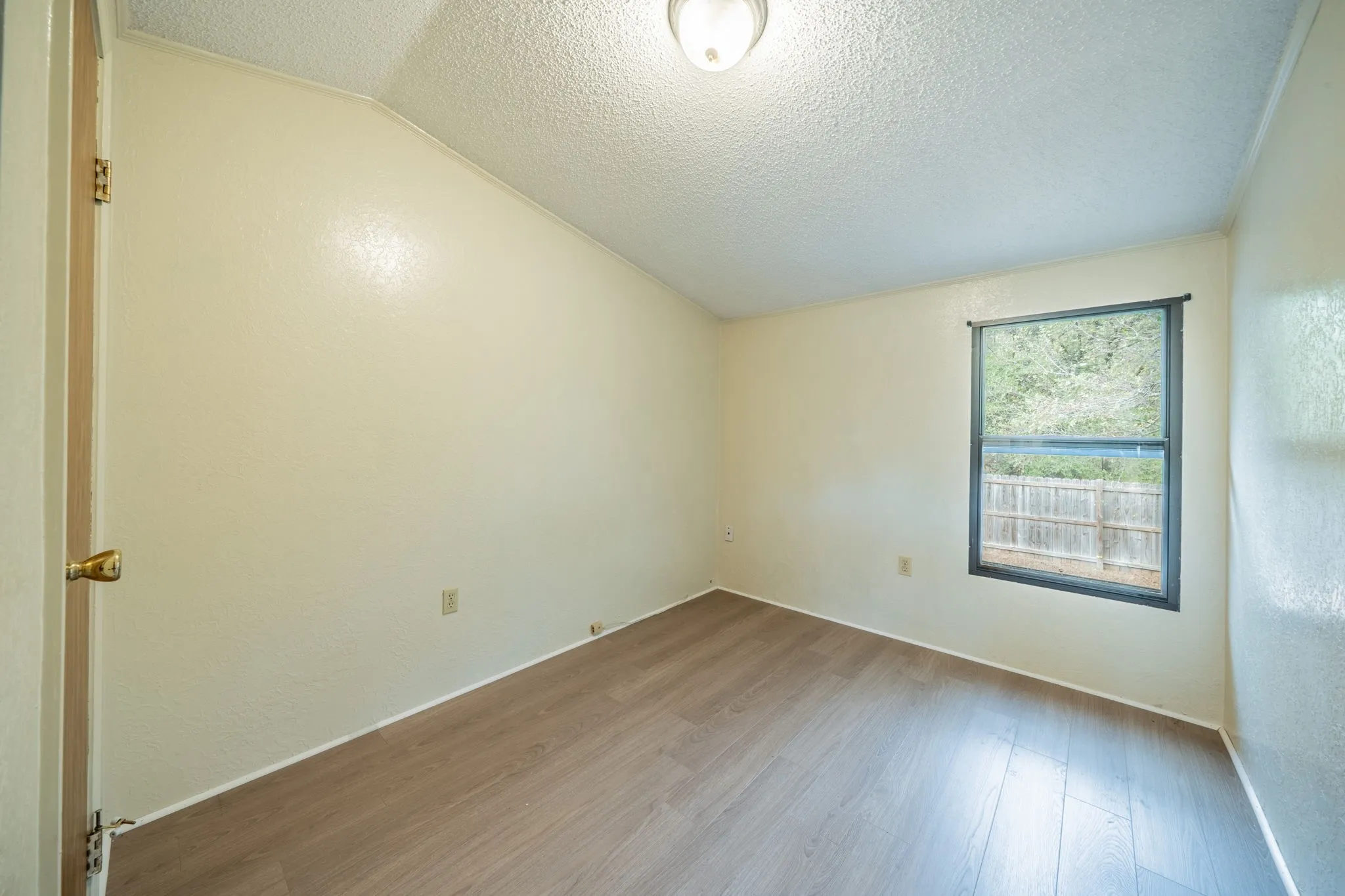 Mobile Home For Sale in Ellis County , 1027 Glen Brook Drive, Pecan Hill, Texas 75165, 3 Bedroom, 2 Bathroom, Garage spaces, 1,440 Sqft, built in 1990, mls#21327854, Real Estate Agent in Pecan Hill, Homes For Sale in Ellis county, Homes For Sale in Pecan Hill, Realtor in Pecan Hill Texas, Real Estate Brokerage Independent Realty Texas, Luminita Cordes Realtor