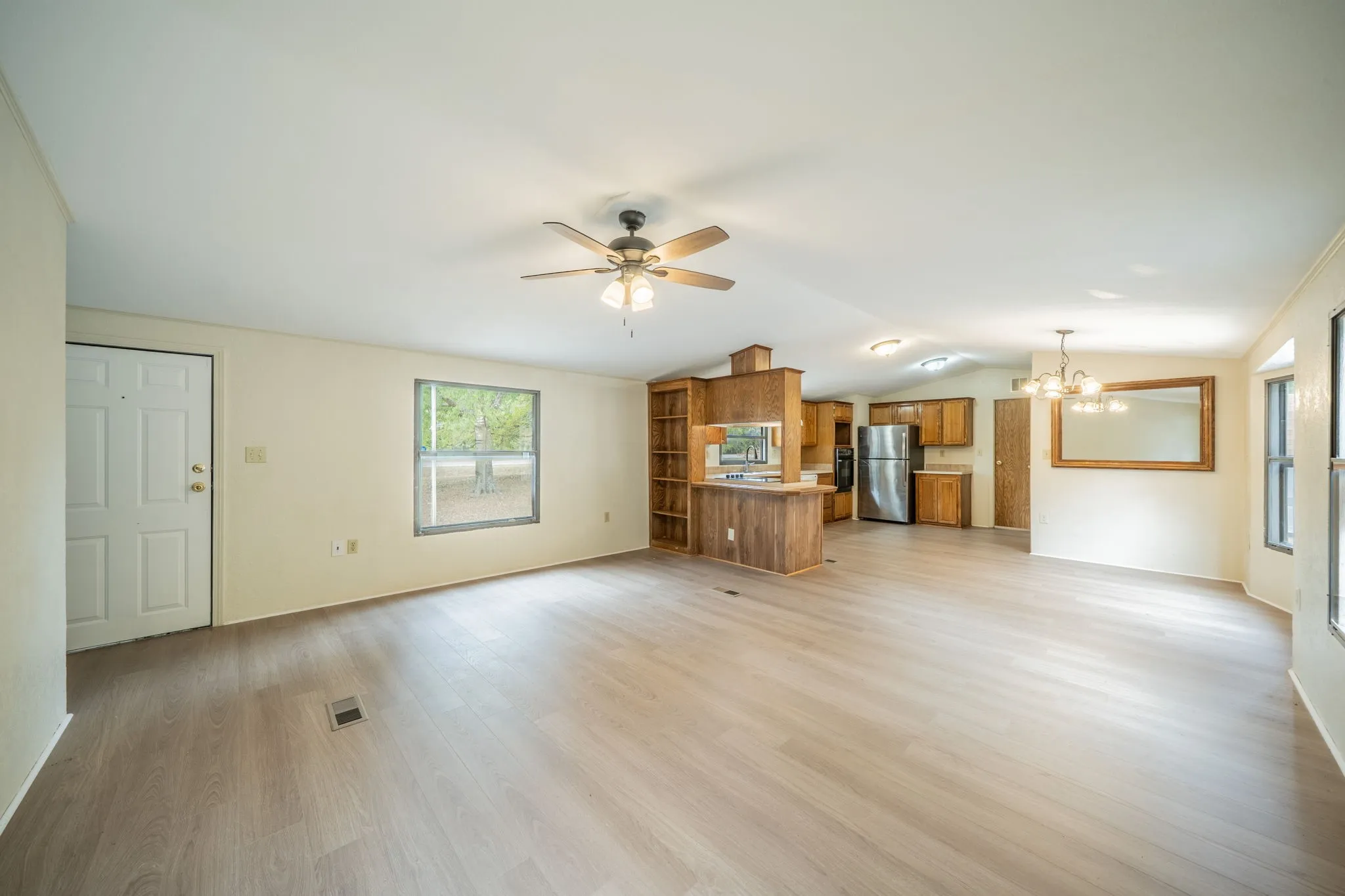 Mobile Home For Sale in Ellis County , 1027 Glen Brook Drive, Pecan Hill, Texas 75165, 3 Bedroom, 2 Bathroom, Garage spaces, 1,440 Sqft, built in 1990, mls#21327854, Real Estate Agent in Pecan Hill, Homes For Sale in Ellis county, Homes For Sale in Pecan Hill, Realtor in Pecan Hill Texas, Real Estate Brokerage Independent Realty Texas, Luminita Cordes Realtor