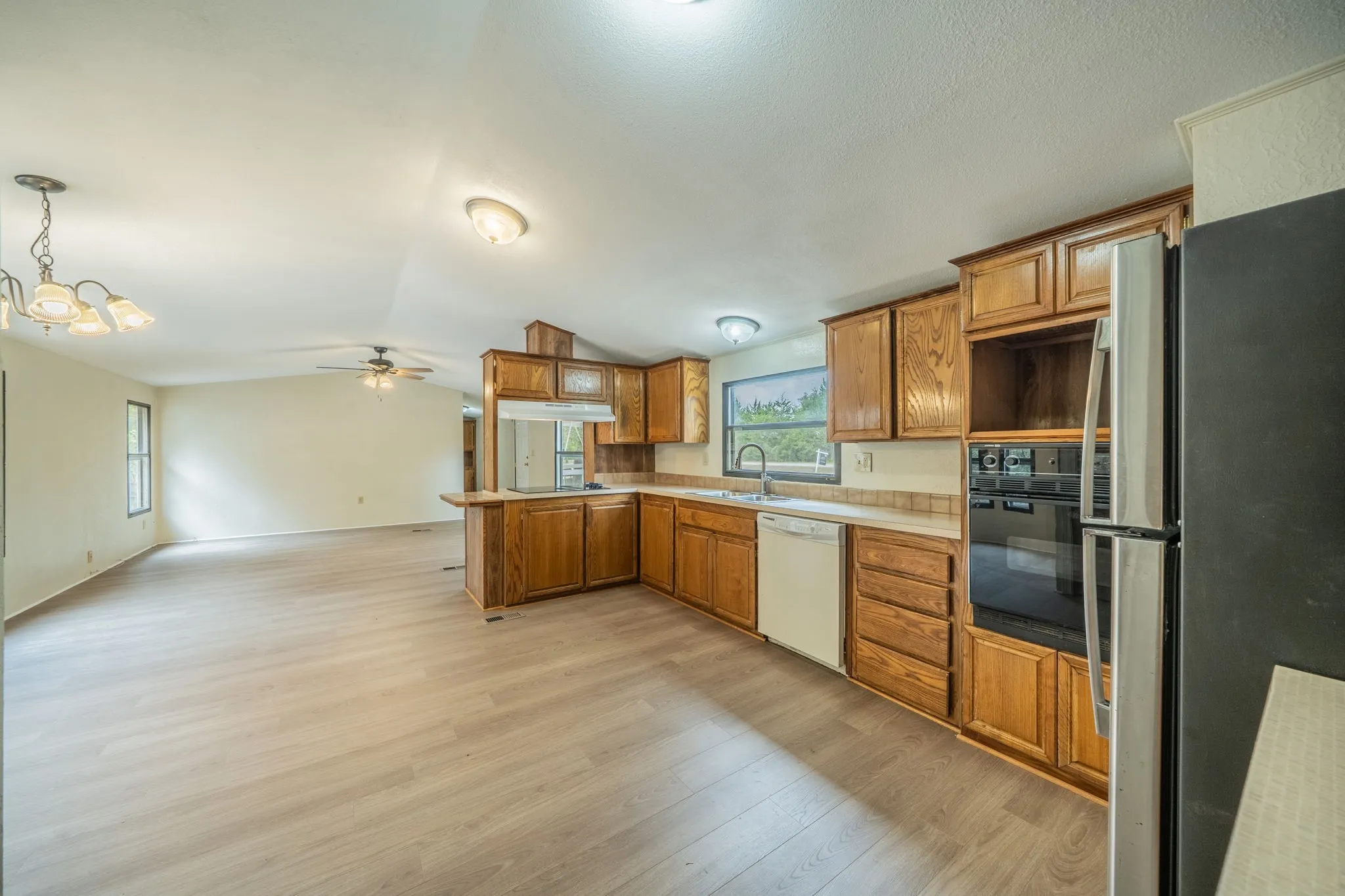 Mobile Home For Sale in Ellis County , 1027 Glen Brook Drive, Pecan Hill, Texas 75165, 3 Bedroom, 2 Bathroom, Garage spaces, 1,440 Sqft, built in 1990, mls#21327854, Real Estate Agent in Pecan Hill, Homes For Sale in Ellis county, Homes For Sale in Pecan Hill, Realtor in Pecan Hill Texas, Real Estate Brokerage Independent Realty Texas, Luminita Cordes Realtor