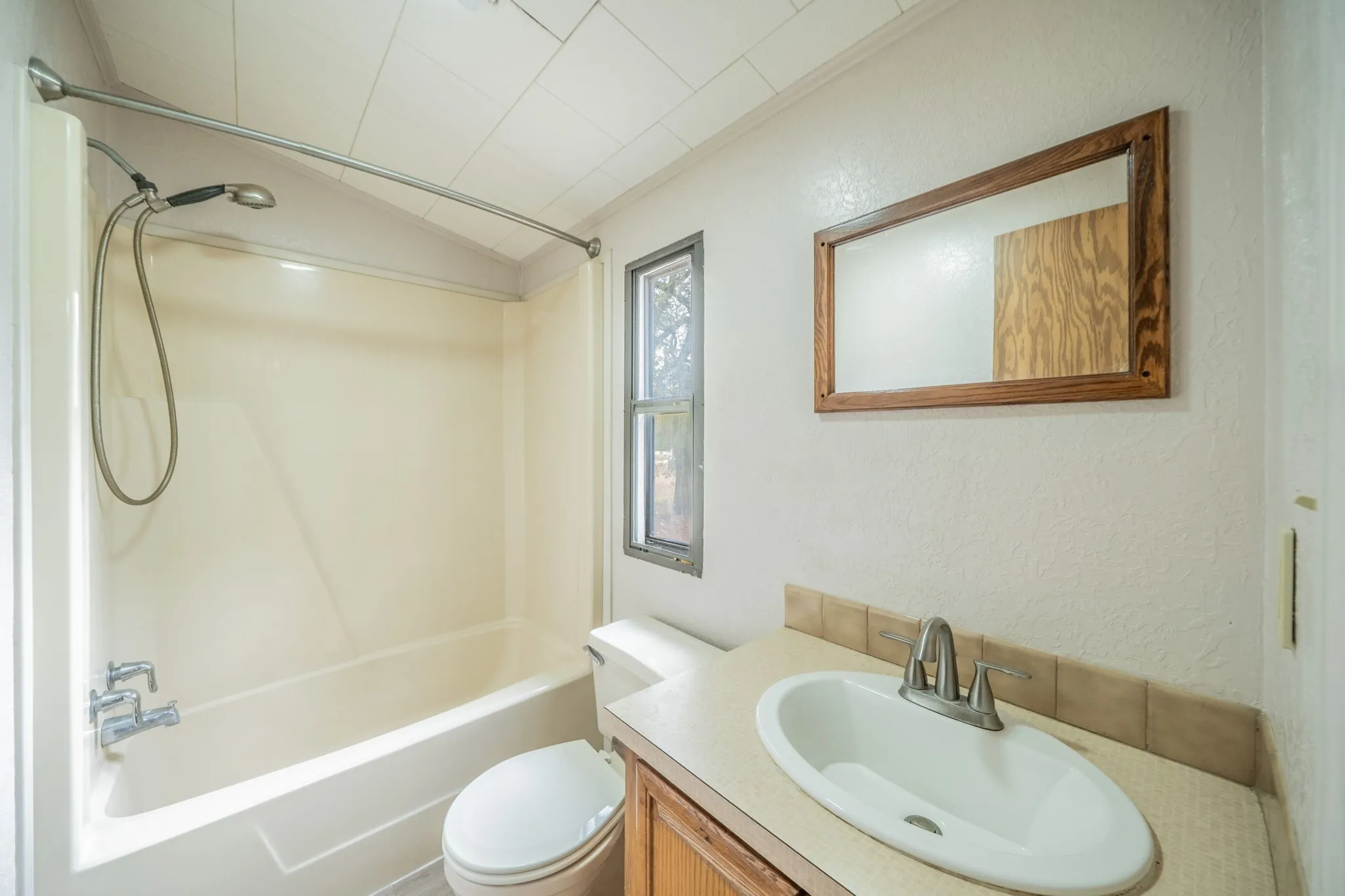 Mobile Home For Sale in Ellis County , 1027 Glen Brook Drive, Pecan Hill, Texas 75165, 3 Bedroom, 2 Bathroom, Garage spaces, 1,440 Sqft, built in 1990, mls#21327854, Real Estate Agent in Pecan Hill, Homes For Sale in Ellis county, Homes For Sale in Pecan Hill, Realtor in Pecan Hill Texas, Real Estate Brokerage Independent Realty Texas, Luminita Cordes Realtor