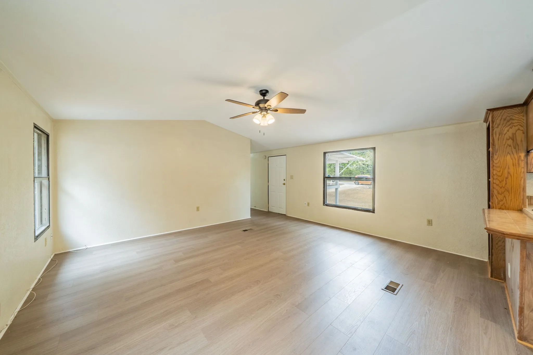 Mobile Home For Sale in Ellis County , 1027 Glen Brook Drive, Pecan Hill, Texas 75165, 3 Bedroom, 2 Bathroom, Garage spaces, 1,440 Sqft, built in 1990, mls#21327854, Real Estate Agent in Pecan Hill, Homes For Sale in Ellis county, Homes For Sale in Pecan Hill, Realtor in Pecan Hill Texas, Real Estate Brokerage Independent Realty Texas, Luminita Cordes Realtor
