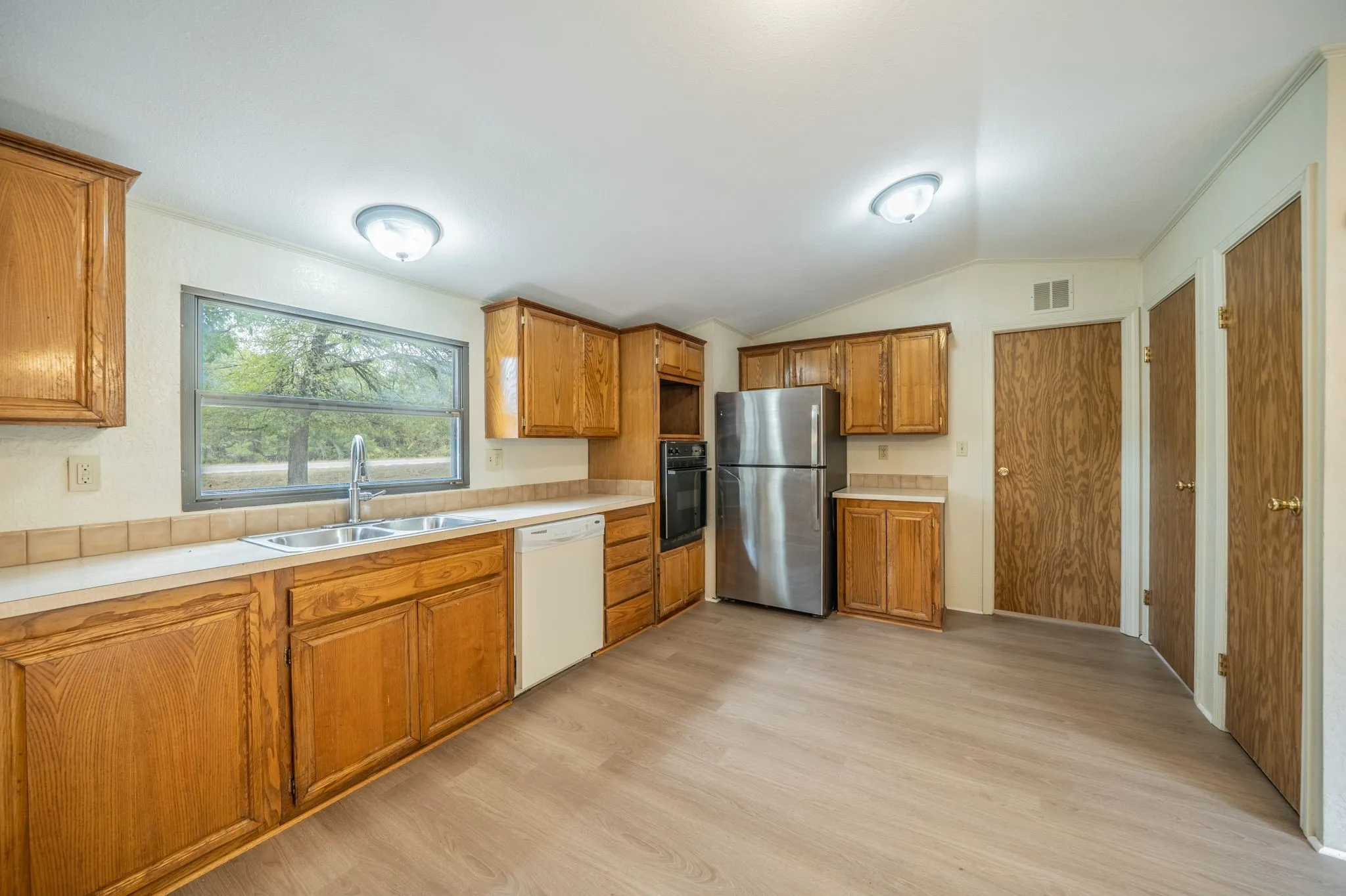 Mobile Home For Sale in Ellis County , 1027 Glen Brook Drive, Pecan Hill, Texas 75165, 3 Bedroom, 2 Bathroom, Garage spaces, 1,440 Sqft, built in 1990, mls#21327854, Real Estate Agent in Pecan Hill, Homes For Sale in Ellis county, Homes For Sale in Pecan Hill, Realtor in Pecan Hill Texas, Real Estate Brokerage Independent Realty Texas, Luminita Cordes Realtor