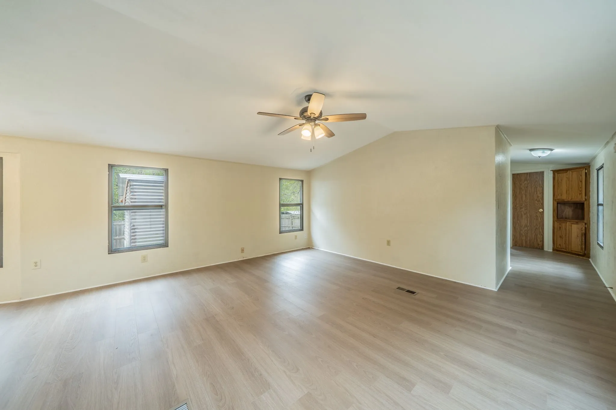 Mobile Home For Sale in Ellis County , 1027 Glen Brook Drive, Pecan Hill, Texas 75165, 3 Bedroom, 2 Bathroom, Garage spaces, 1,440 Sqft, built in 1990, mls#21327854, Real Estate Agent in Pecan Hill, Homes For Sale in Ellis county, Homes For Sale in Pecan Hill, Realtor in Pecan Hill Texas, Real Estate Brokerage Independent Realty Texas, Luminita Cordes Realtor