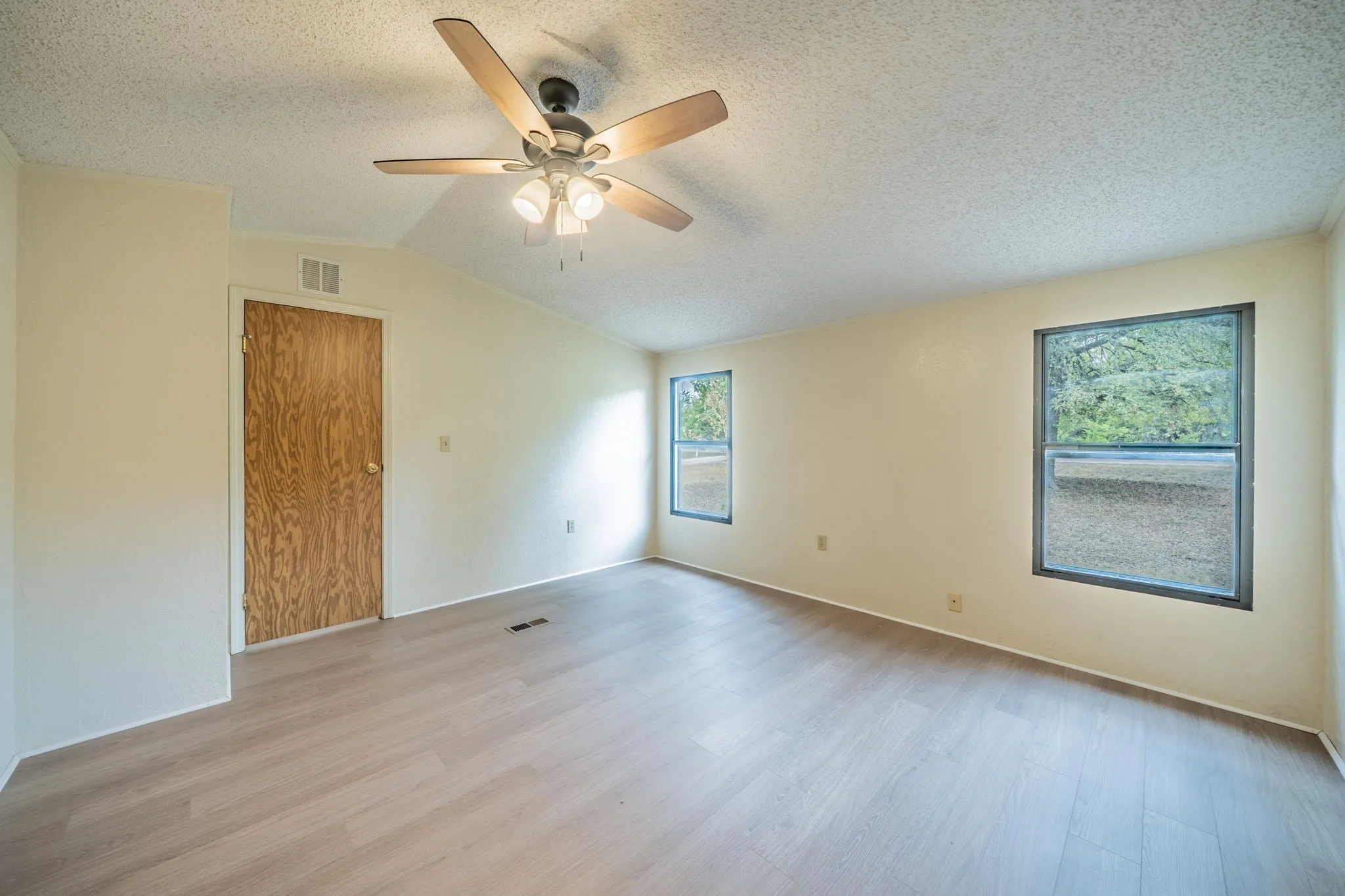 Mobile Home For Sale in Ellis County , 1027 Glen Brook Drive, Pecan Hill, Texas 75165, 3 Bedroom, 2 Bathroom, Garage spaces, 1,440 Sqft, built in 1990, mls#21327854, Real Estate Agent in Pecan Hill, Homes For Sale in Ellis county, Homes For Sale in Pecan Hill, Realtor in Pecan Hill Texas, Real Estate Brokerage Independent Realty Texas, Luminita Cordes Realtor