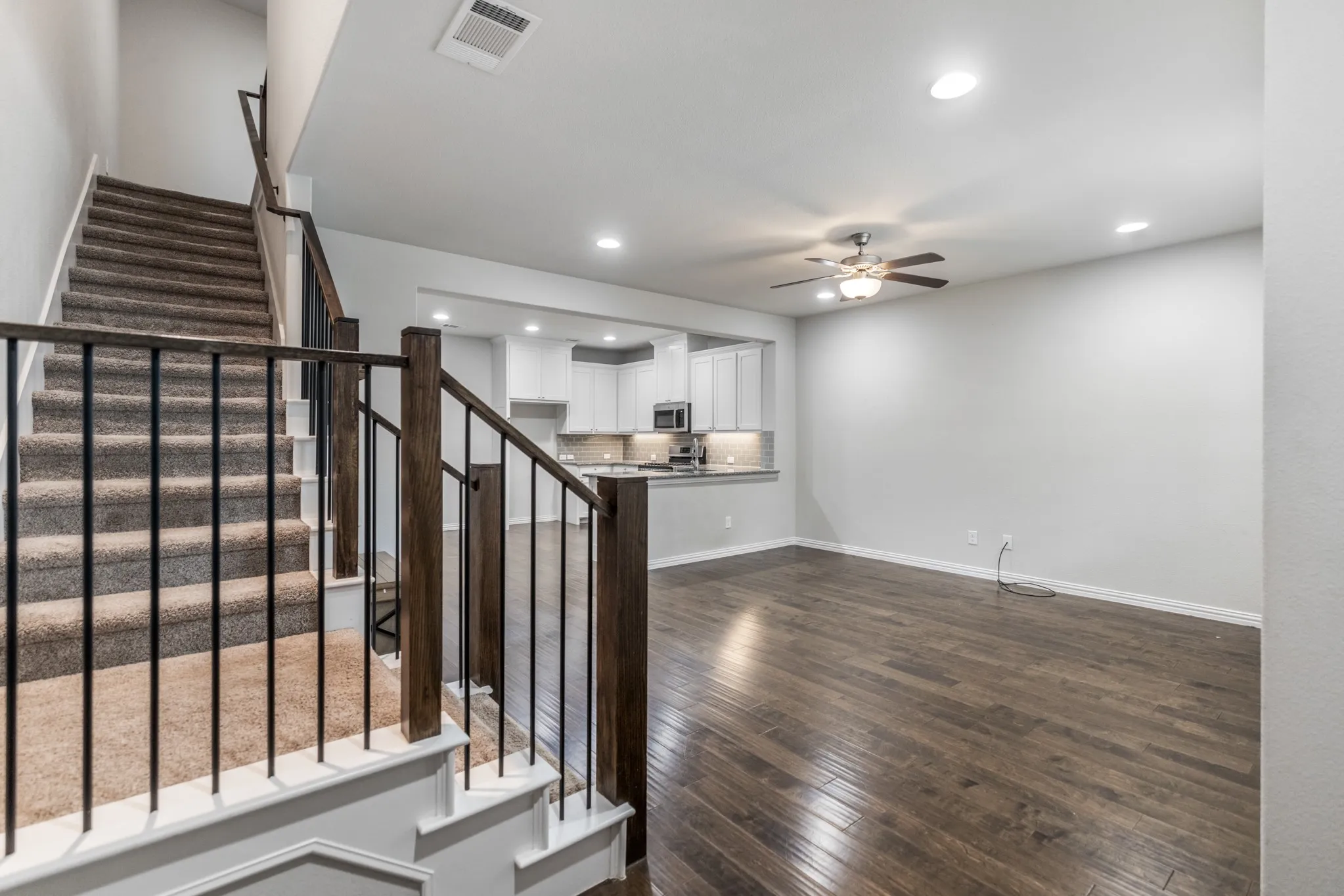 Townhouse For Sale in Tarrant County , 4018 Cascade Sky Drive, Arlington, Texas 76005, 3 Bedroom, 3 Bathroom, 2 Garage spaces, 1,670 Sqft, built in 2016, mls#21336185, Real Estate Agent in Arlington, Homes For Sale in Tarrant county, Homes For Sale in Arlington, Realtor in Arlington Texas, Real Estate Brokerage Independent Realty Texas, Luminita Cordes Realtor