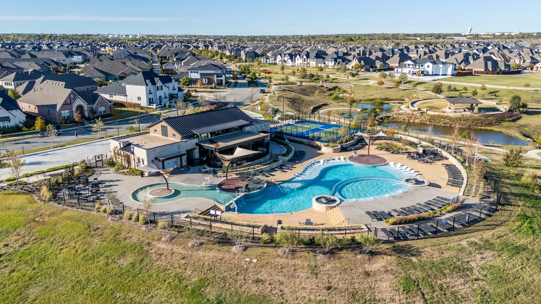 Resort-style pool with integrated spa and sun shelf